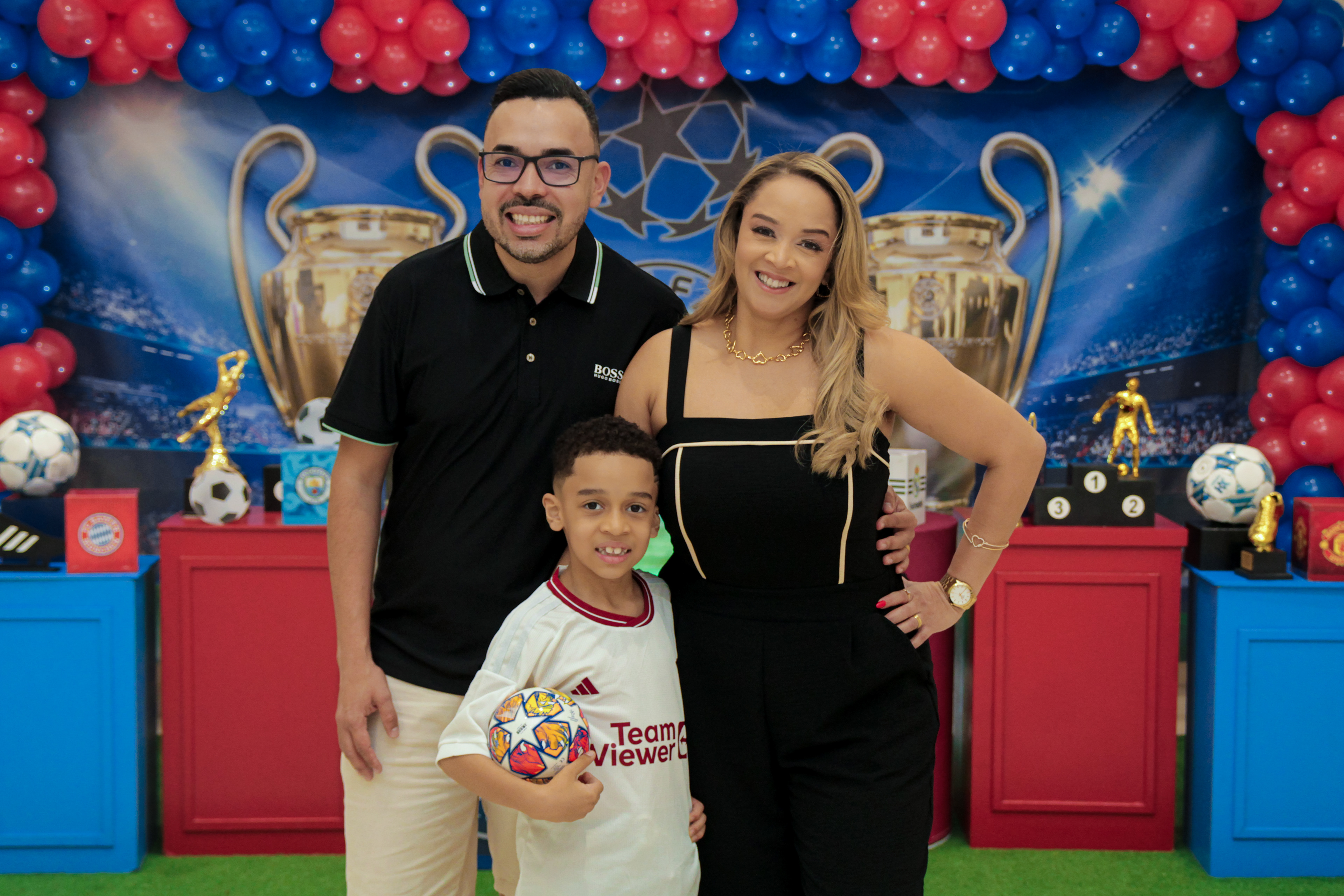 Pais e Joaquim na festa infantil, São Paulo.