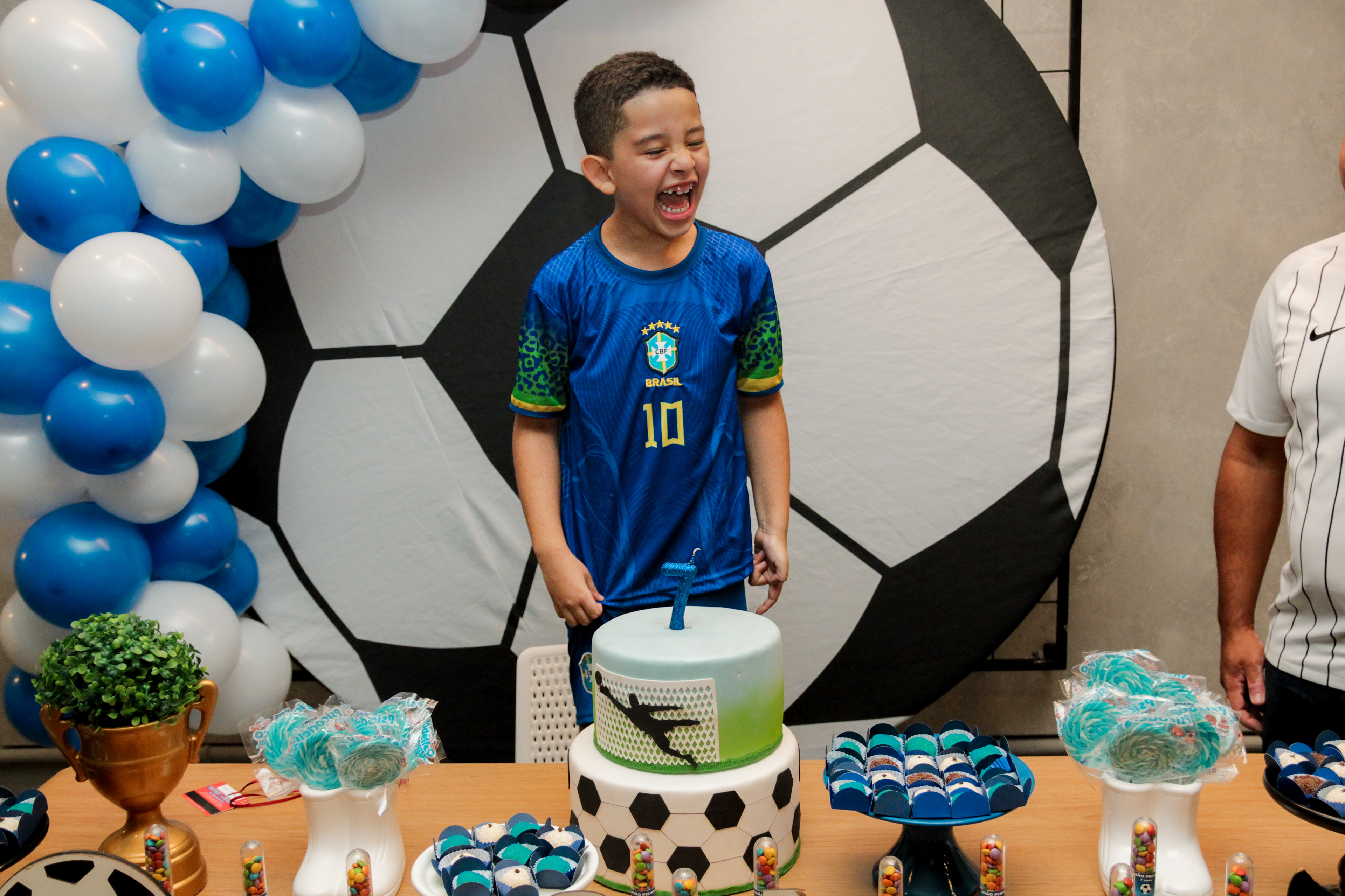 João Pedro em pose alegre, aniversário infantil.