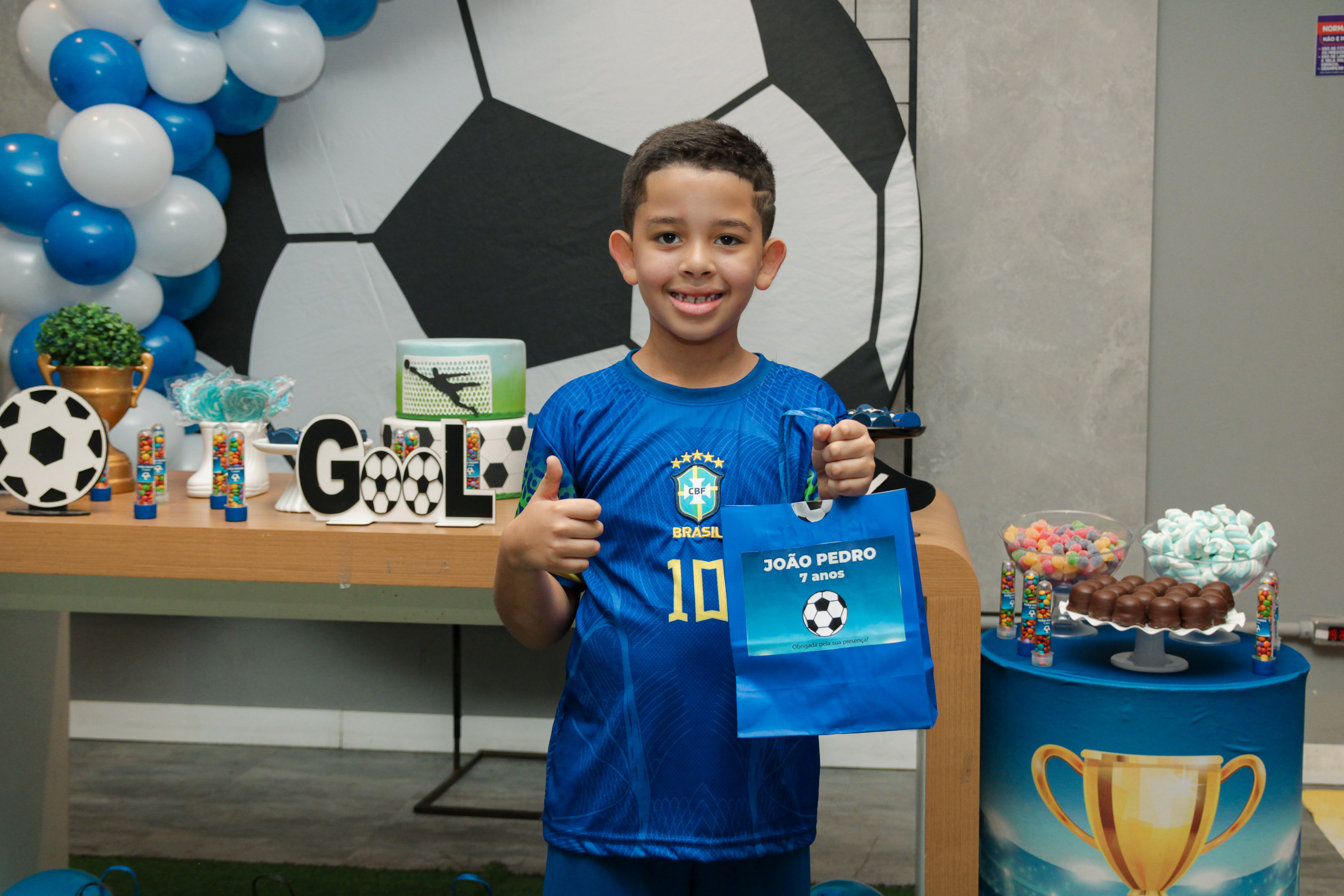 oão Pedro em pose alegre, aniversário infantil.