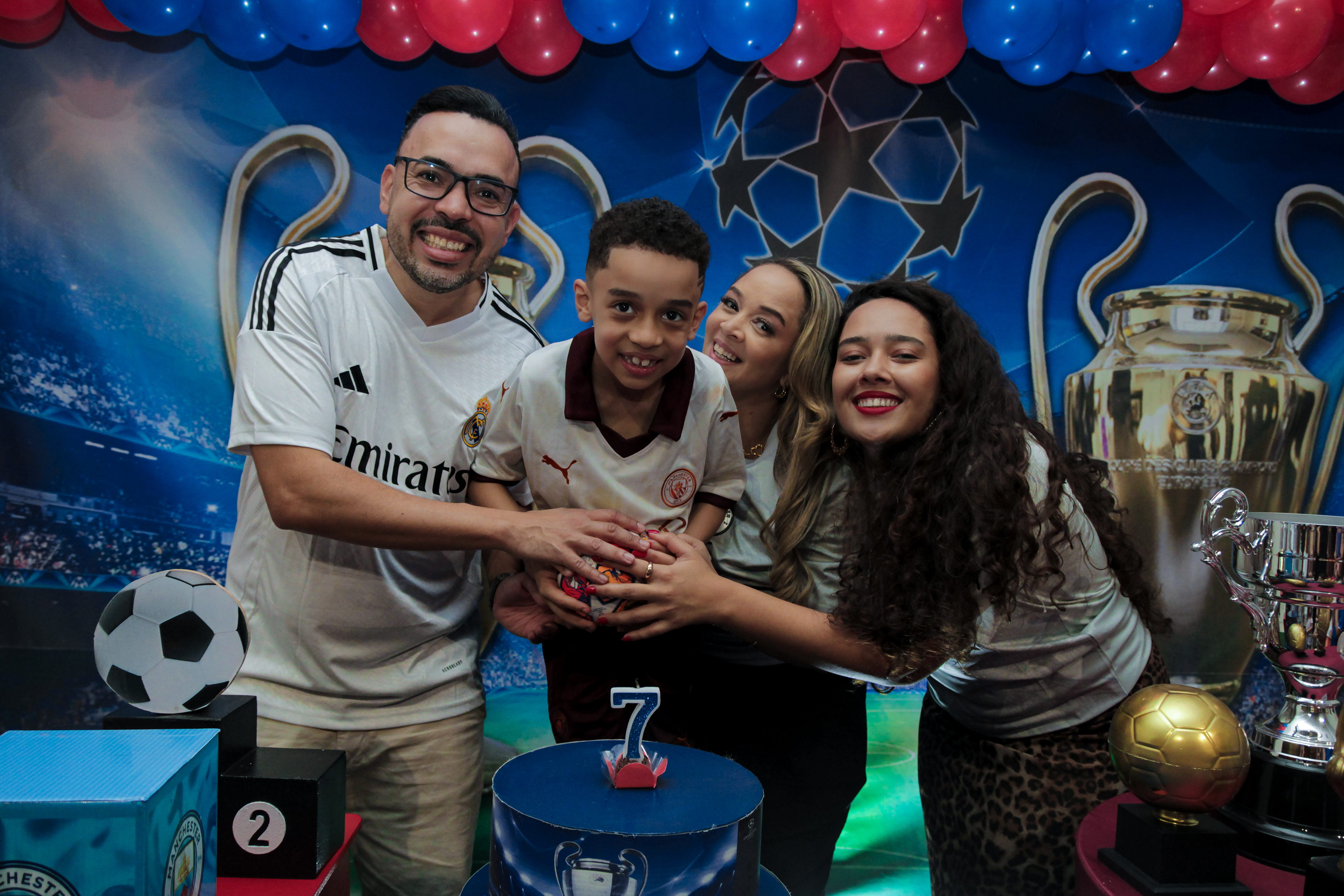 Joaquim com os pais na festa, tema futebol, SP.