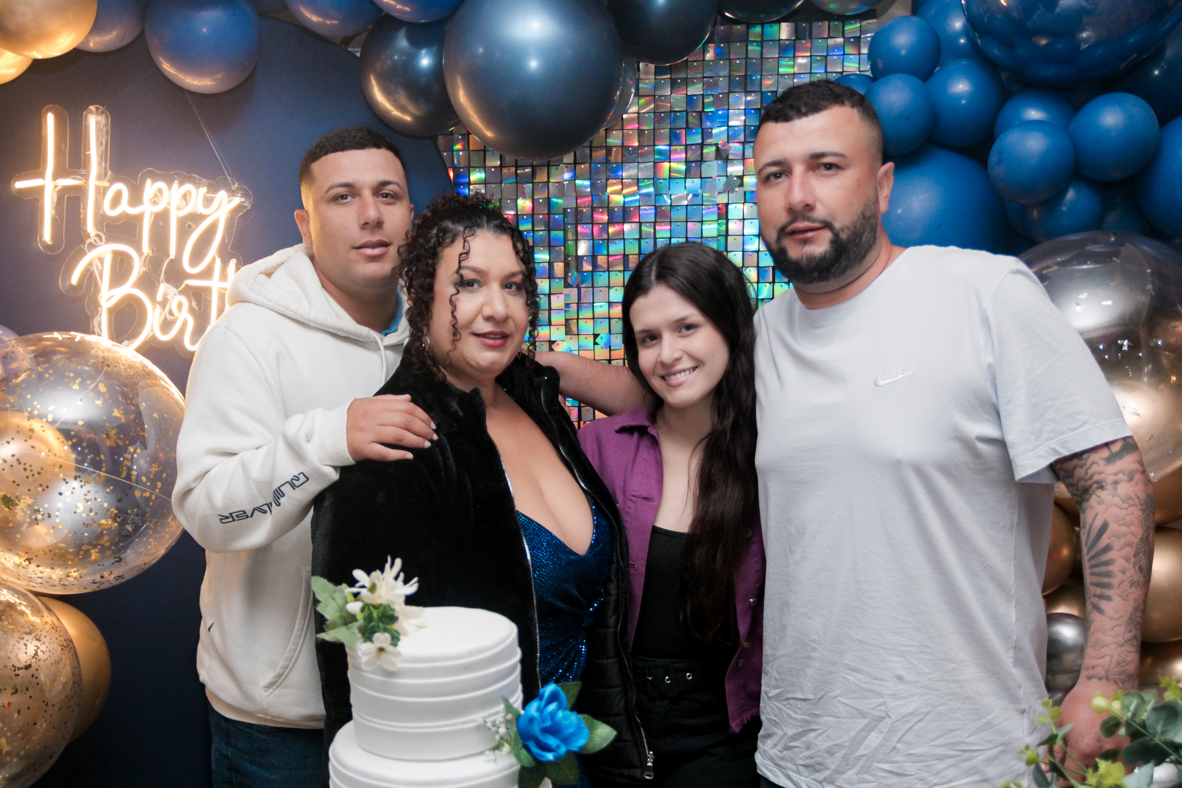 Convidados celebrando com Cícera Alves.