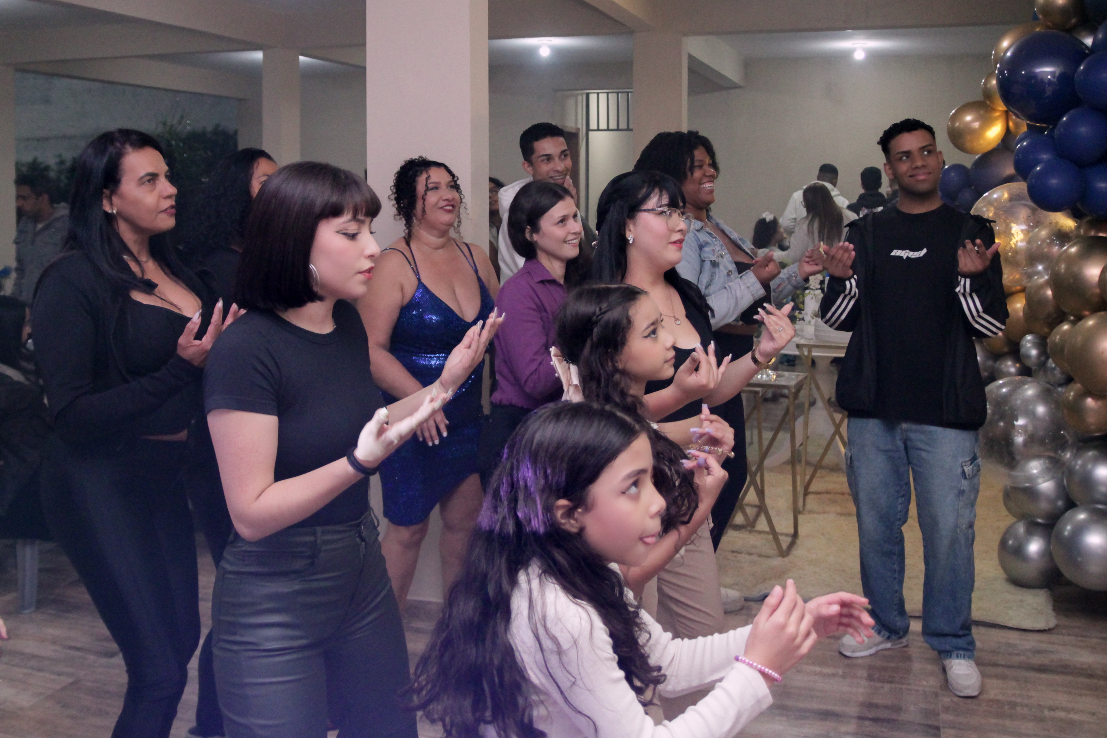 Convidados celebrando com Cícera Alves.