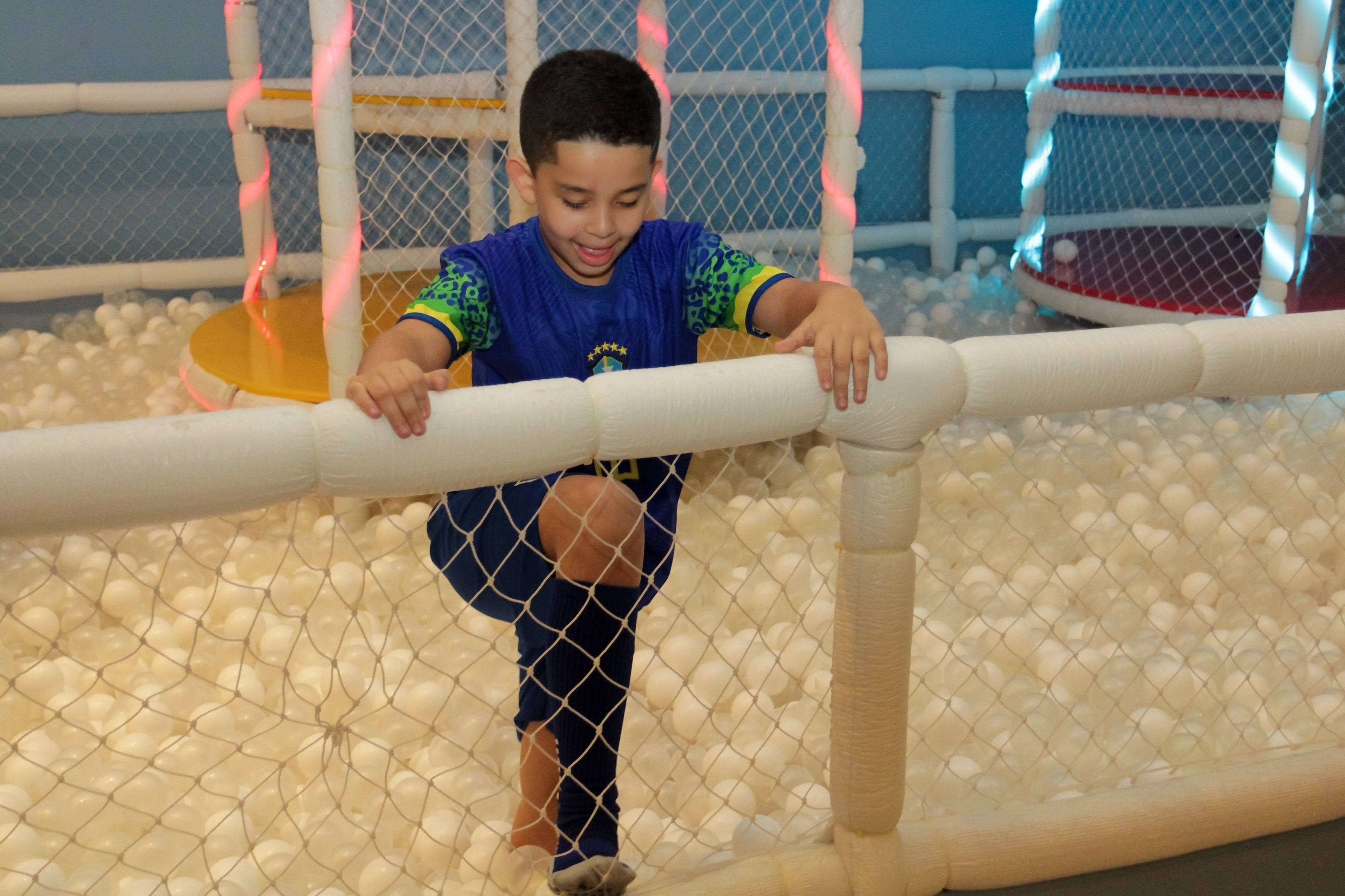 João Pedro brincando no aniversário, SP.