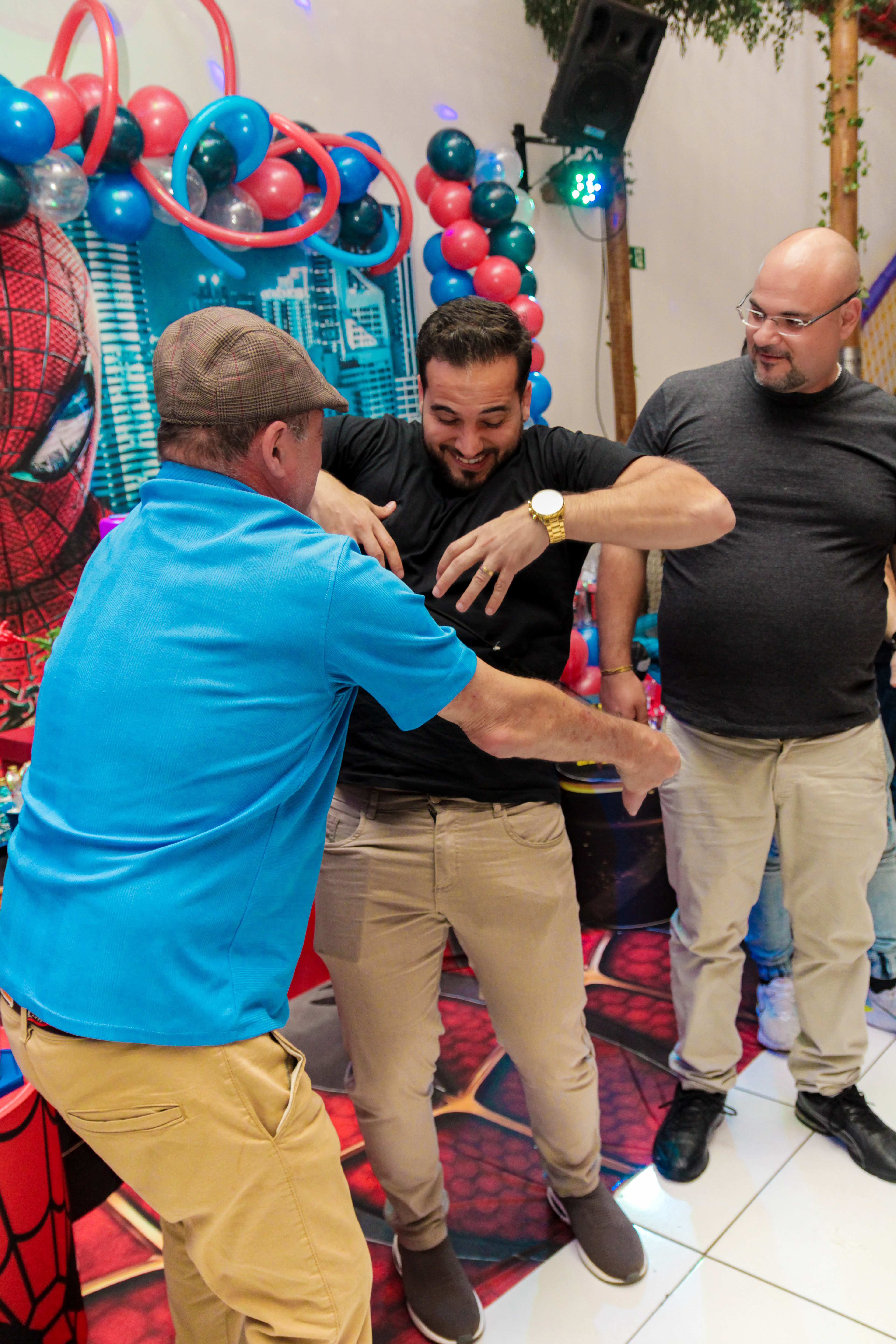 adultos brincando na festa, recreação,  tema herói SP.