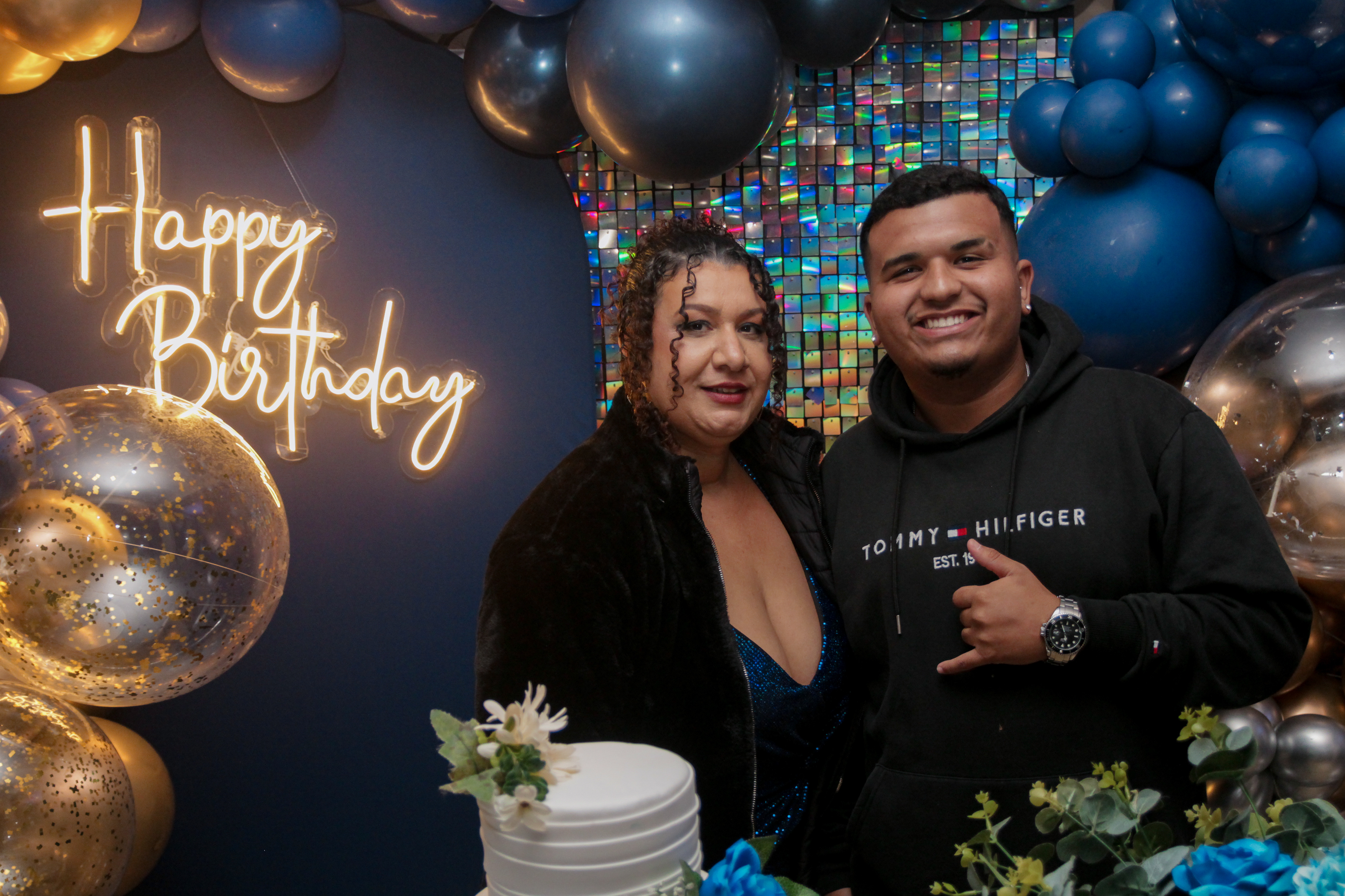 Cícera Alves posando com convidados.