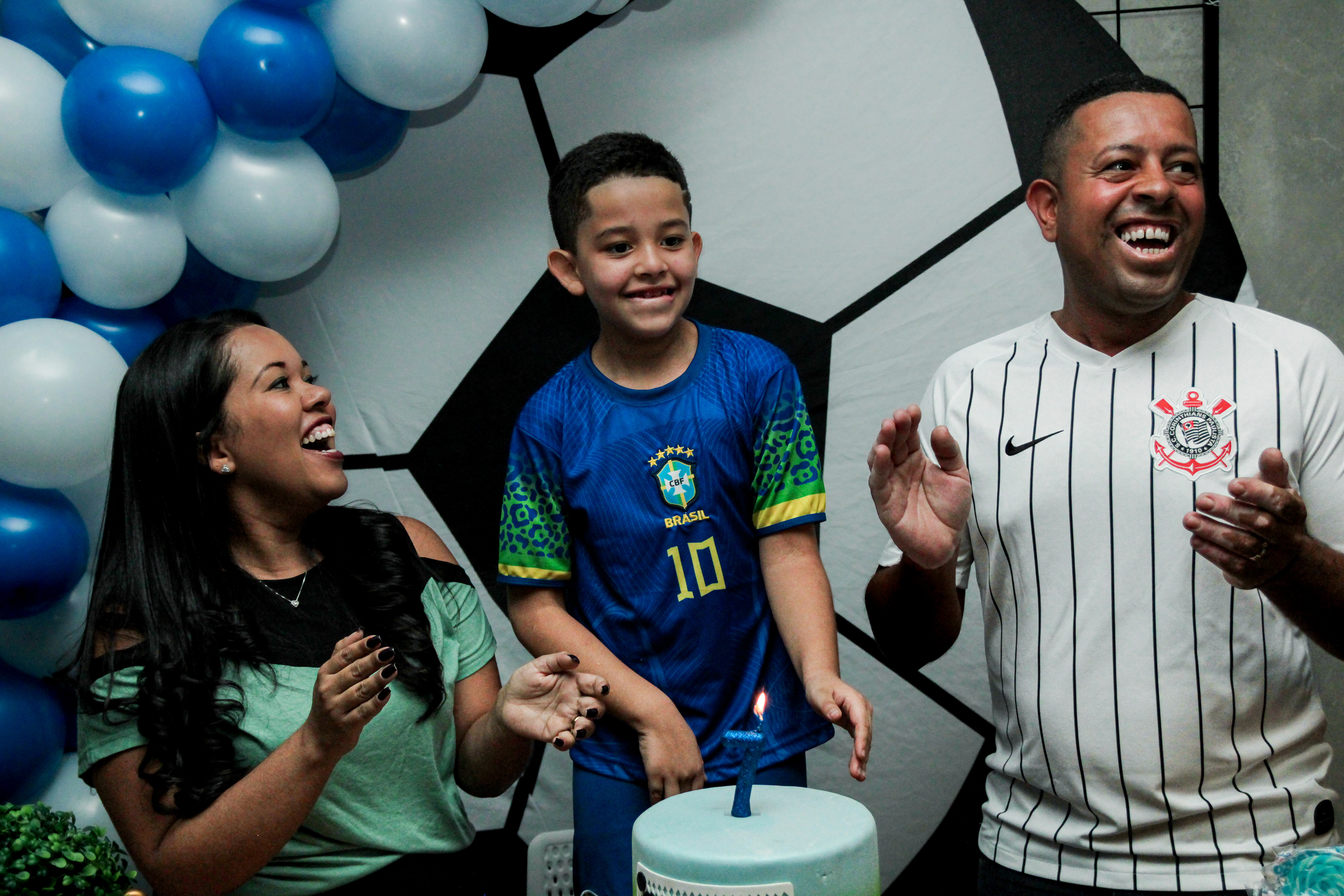 João Pedro celebrando aniversário com os pais.