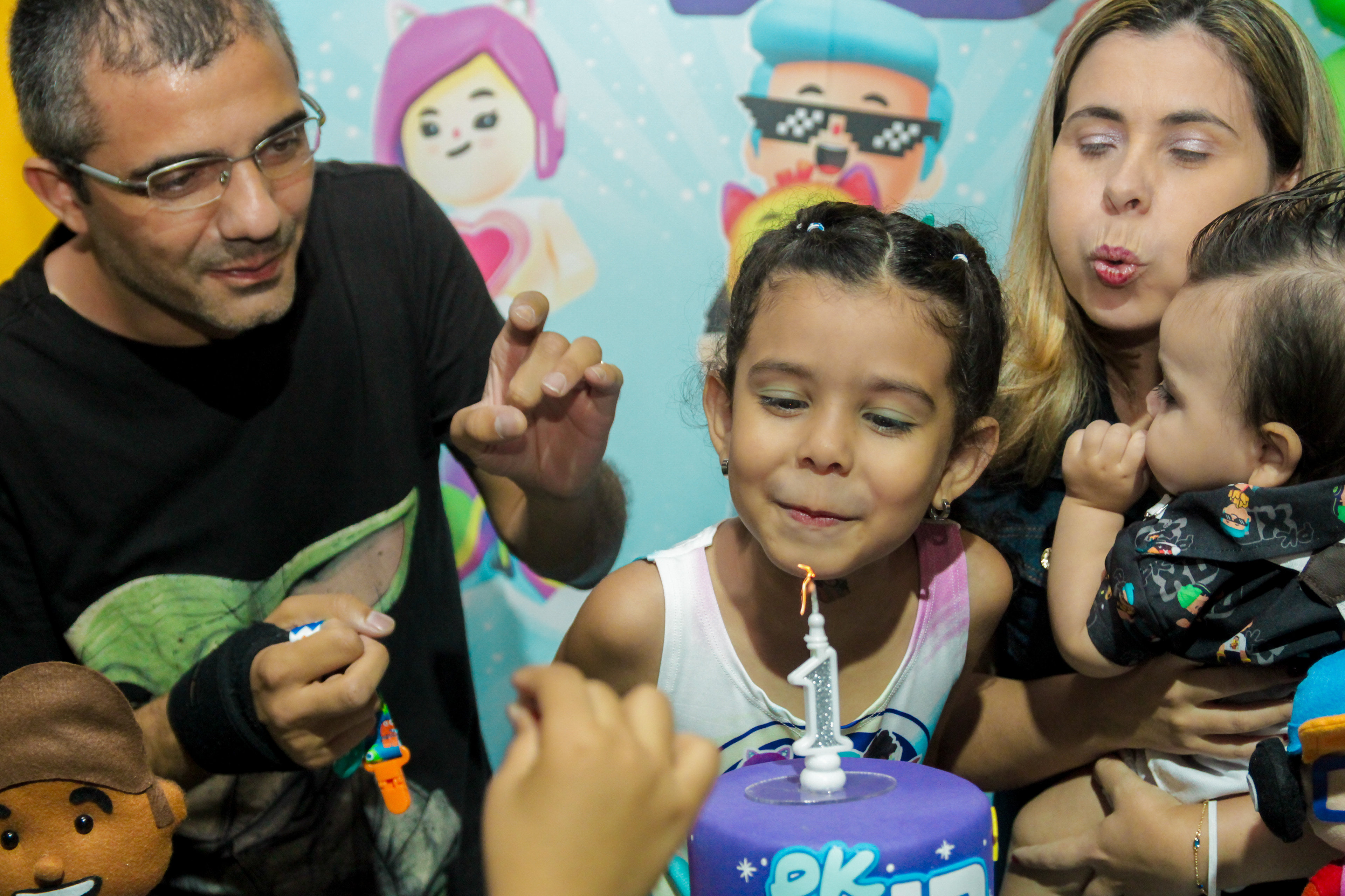 Valentina soprando a vela, SP.