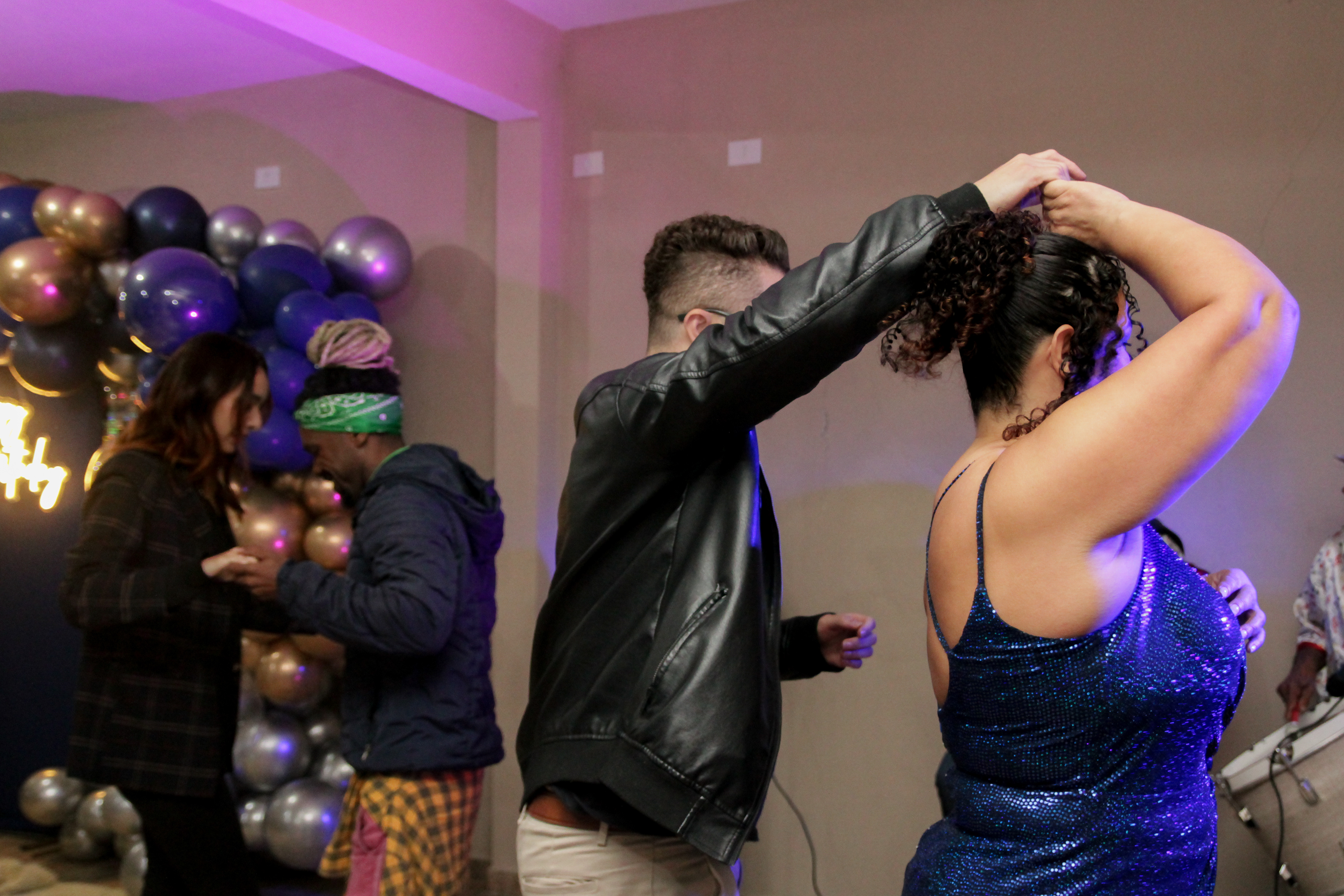 Convidados dançando com Cícera Alves.