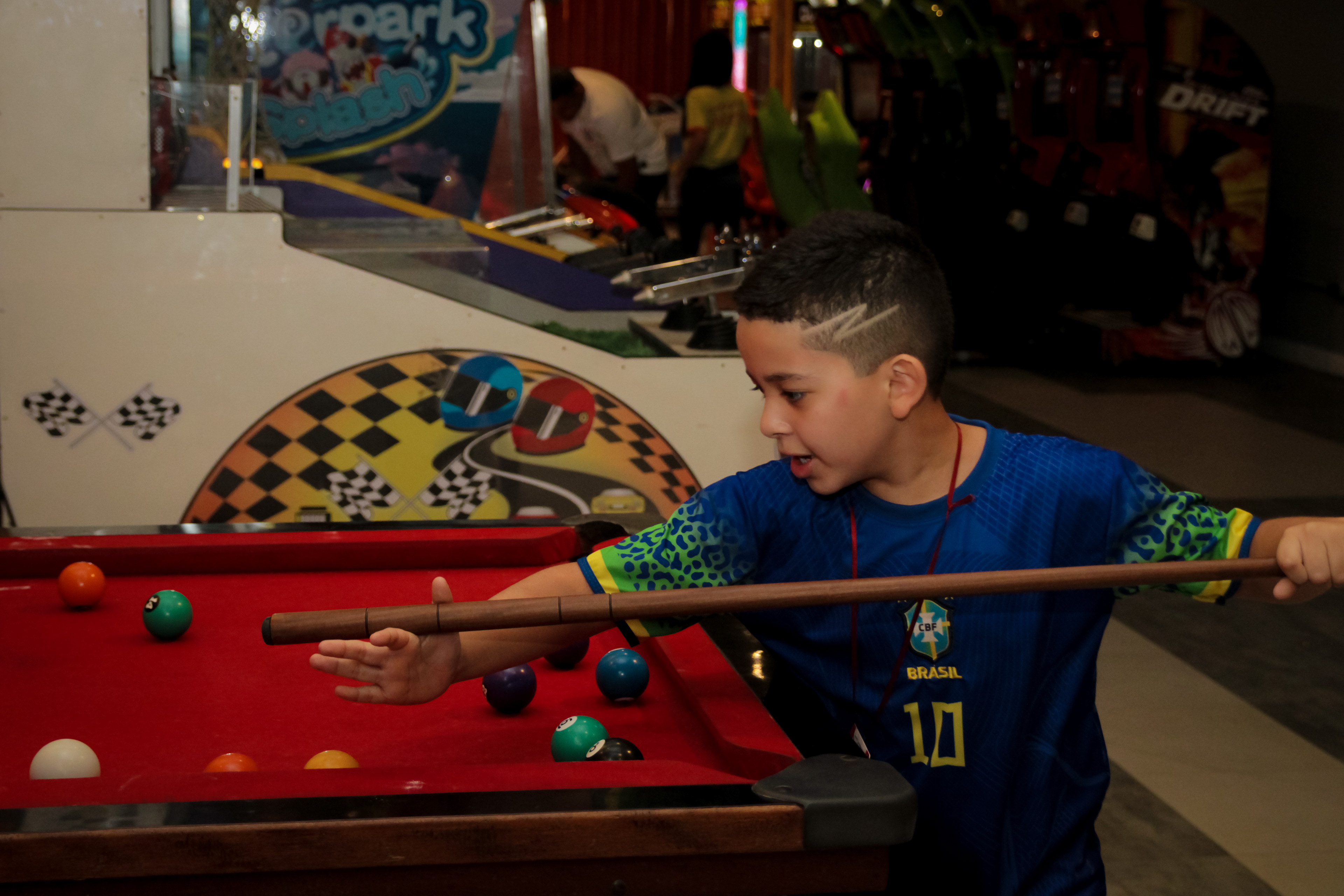 João Pedro em pose alegre, aniversário infantil.