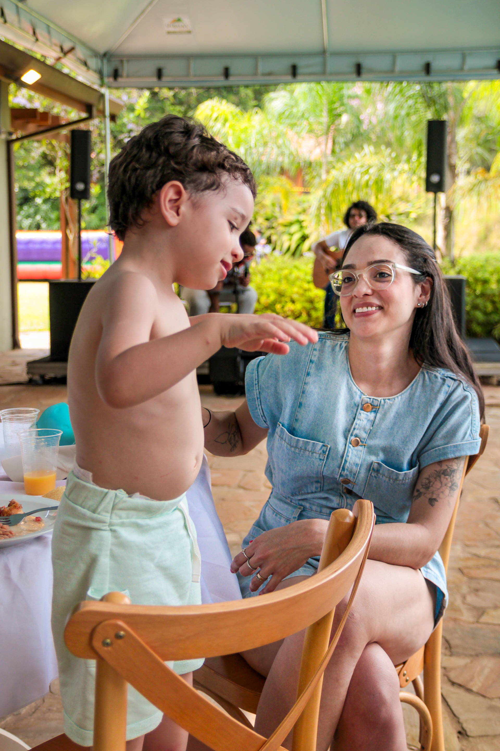 Colaboradores brincando na confraternização.