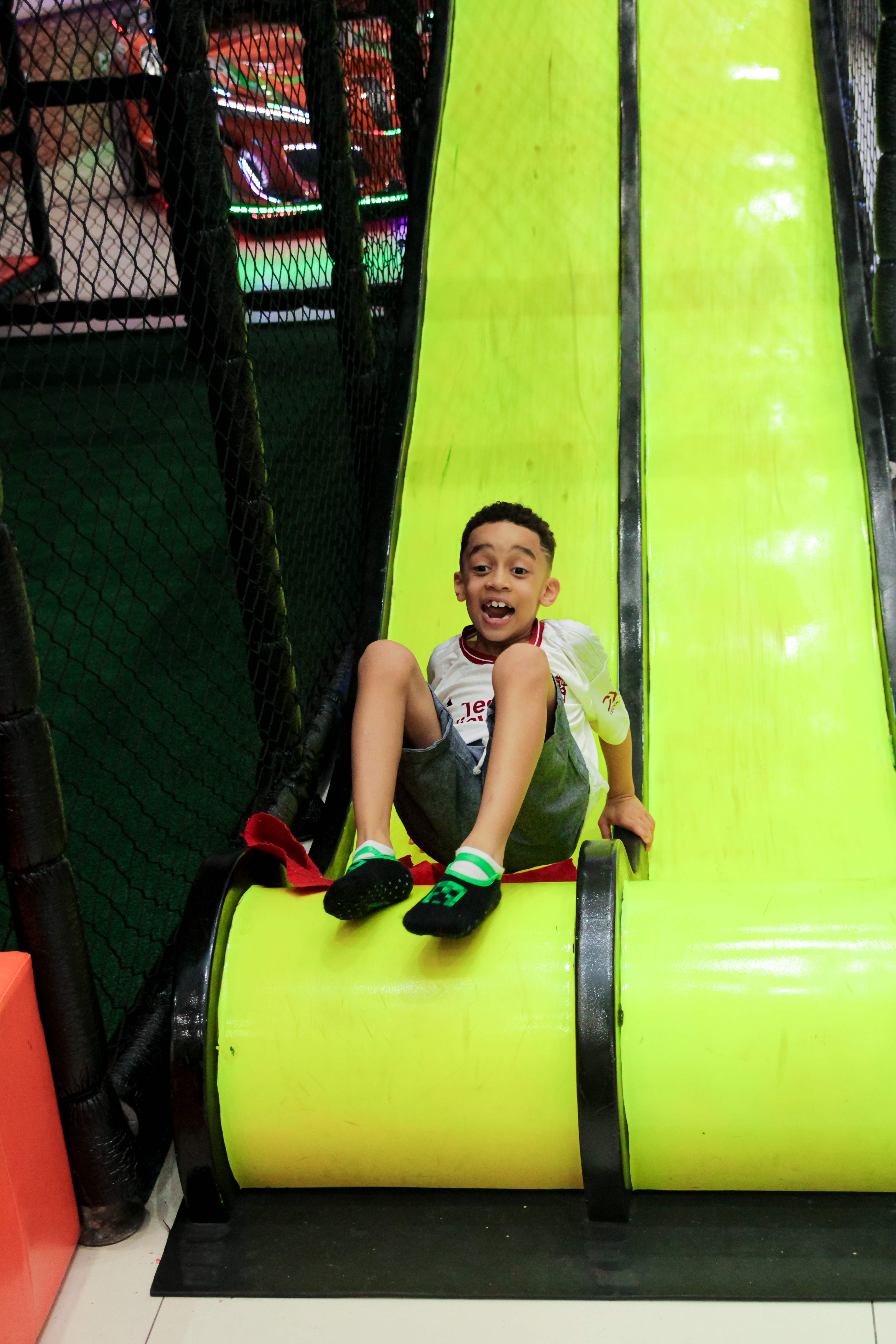 Criança sorrindo, festa de futebol, aniversário em SP.