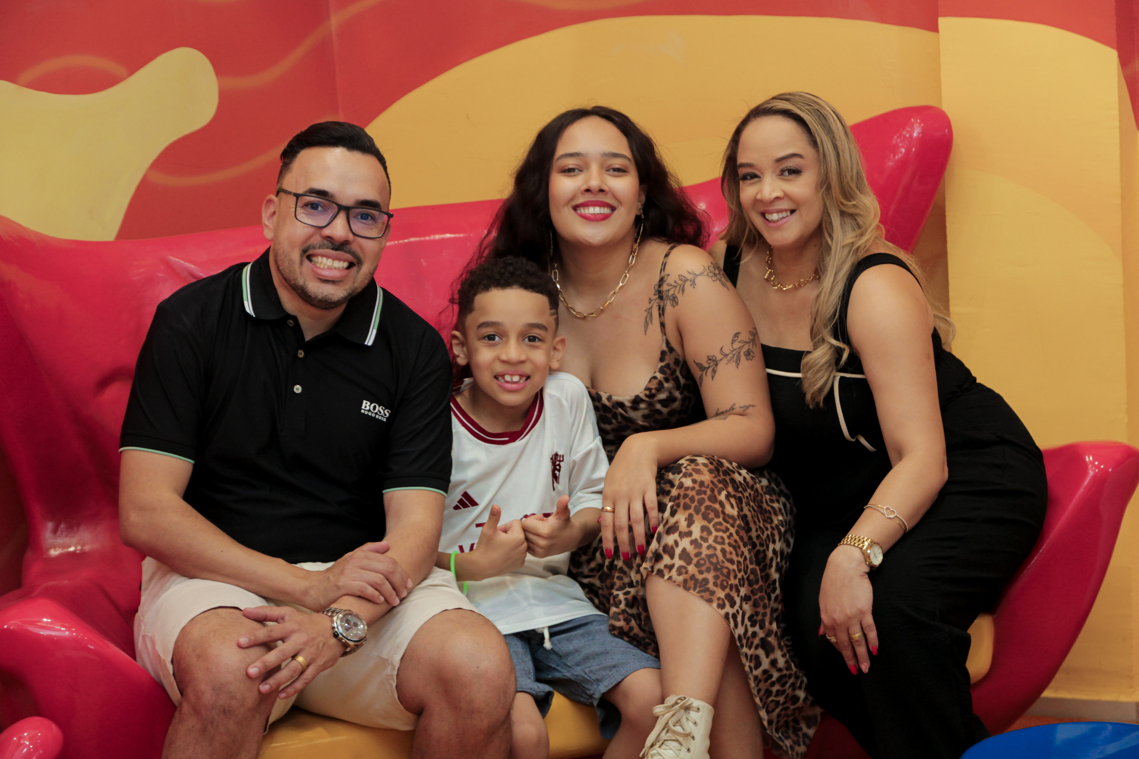 Joaquim com os pais na festa, tema futebol, SP.