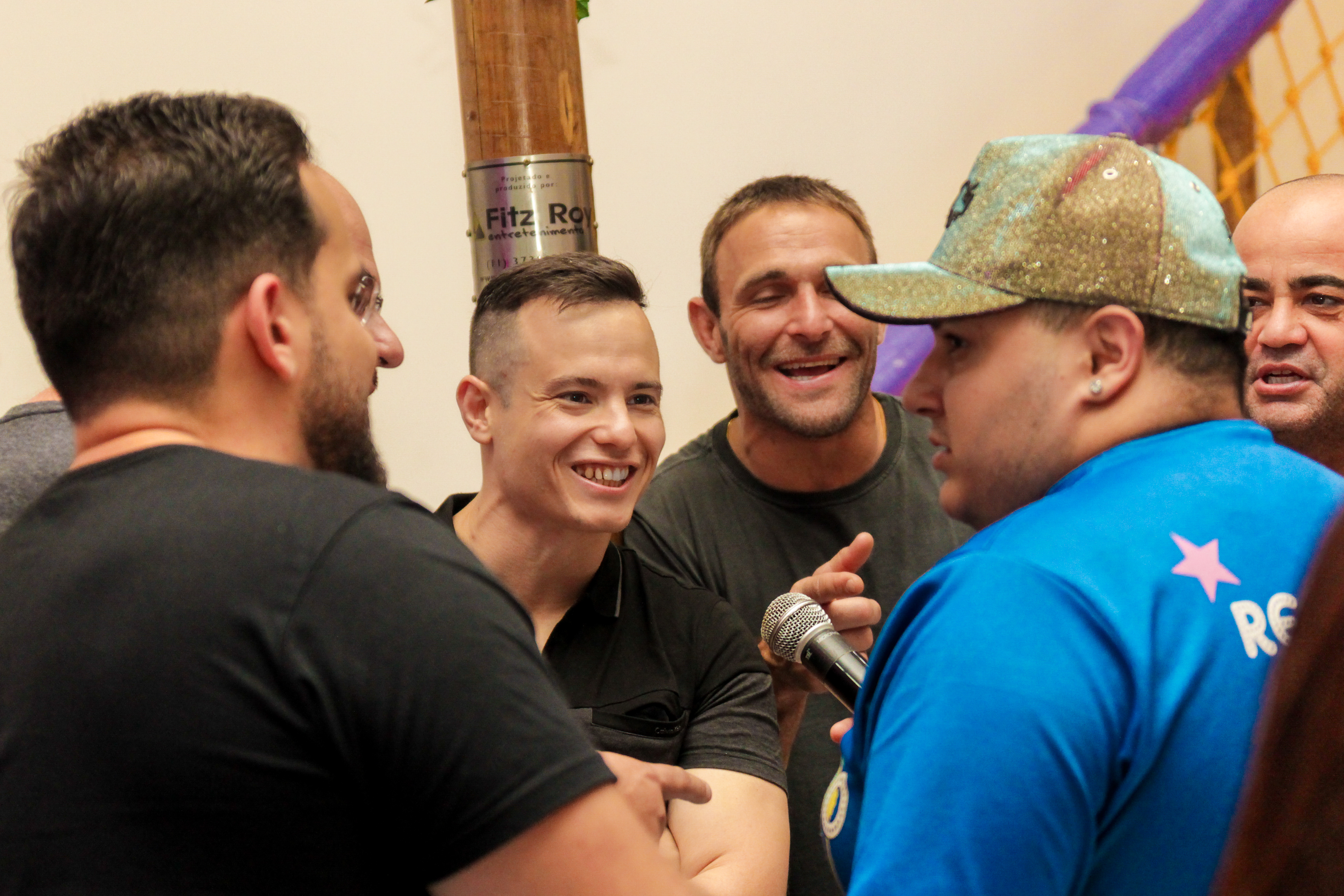 adultos brincando na festa, recreação,  tema herói SP.