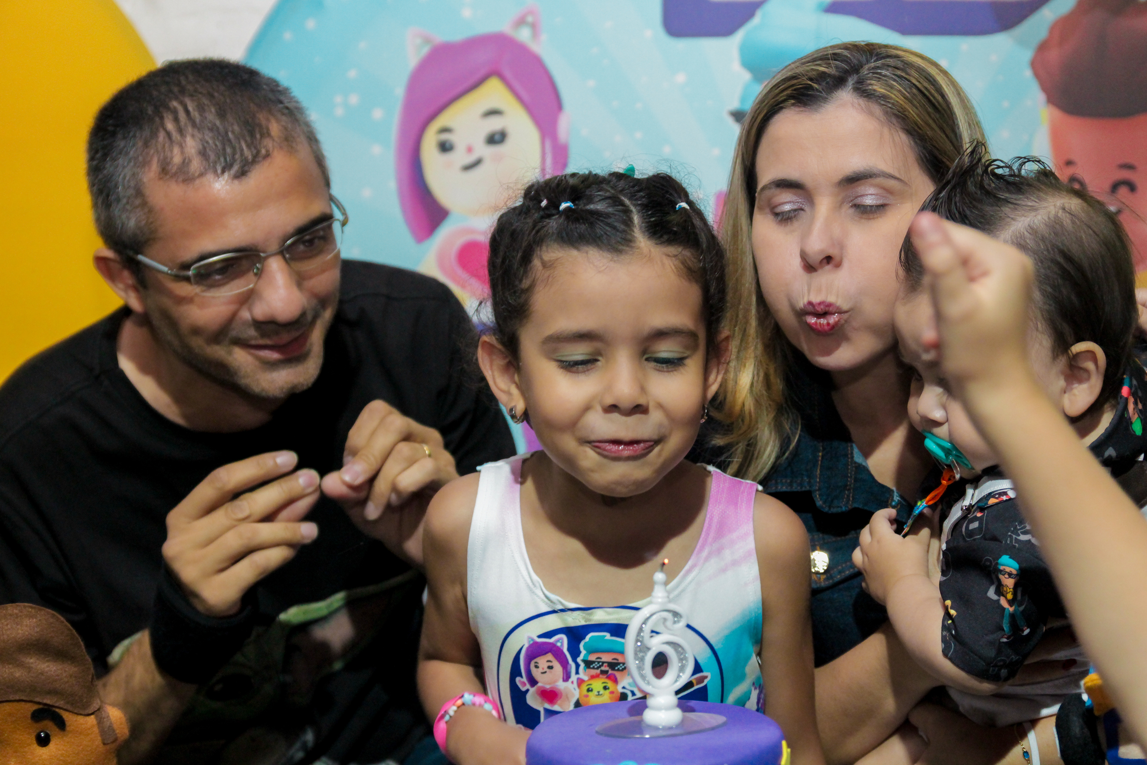 Fotos espontâneas, assoprando vela, Valentina e Samuel, SP.