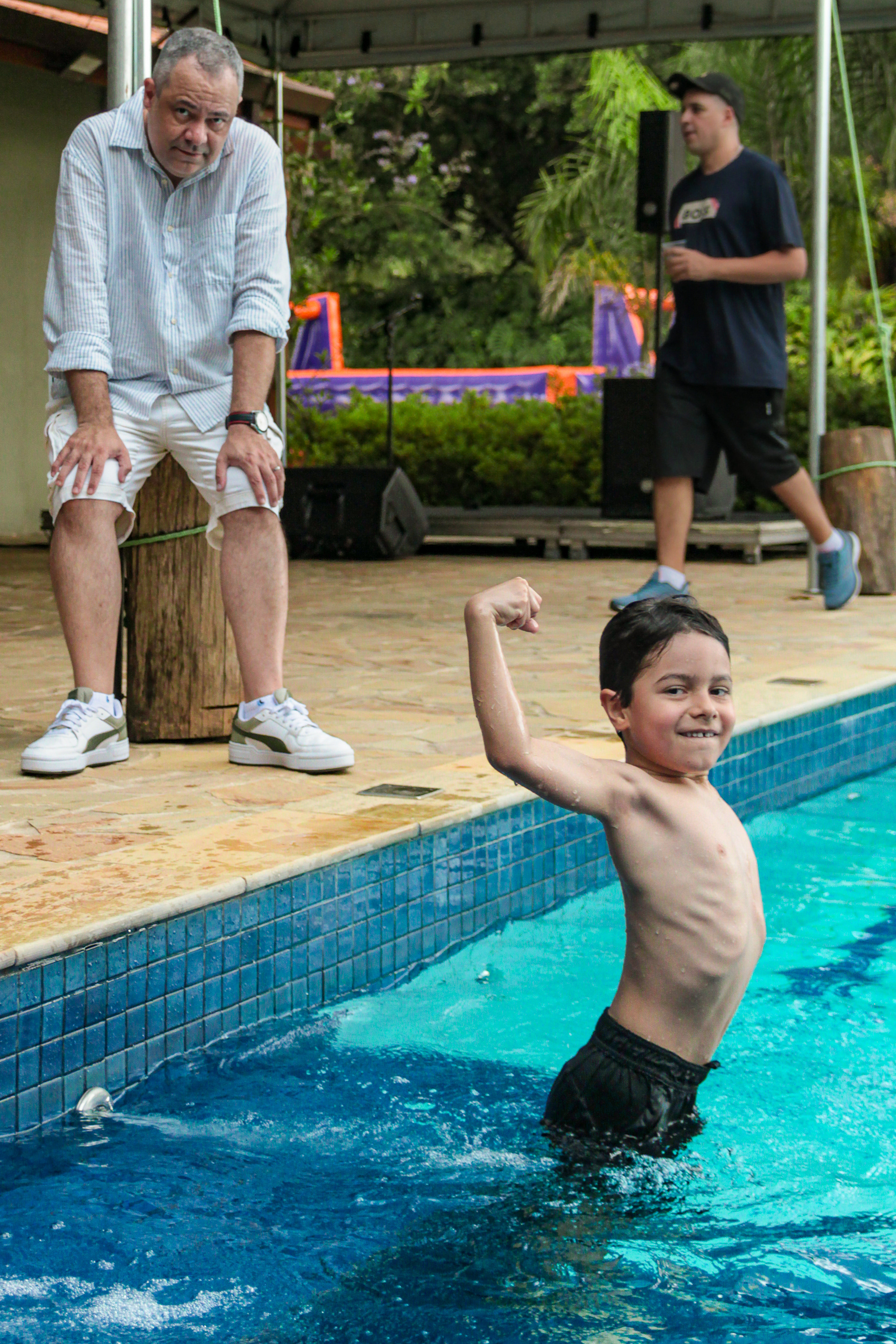 Pessoas comemorando em evento corporativo.