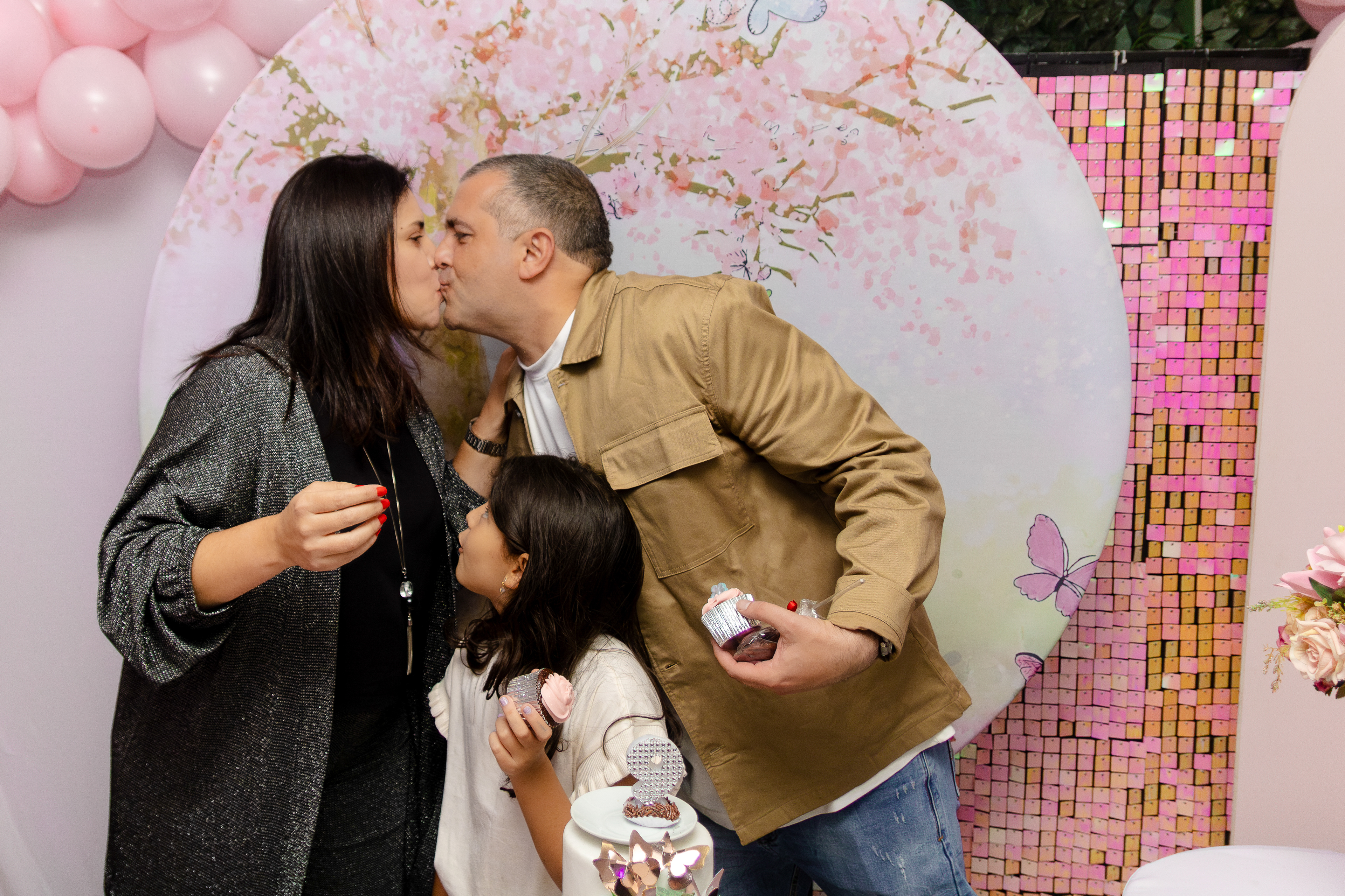 Luiza na mesa do parabéns, SP.
