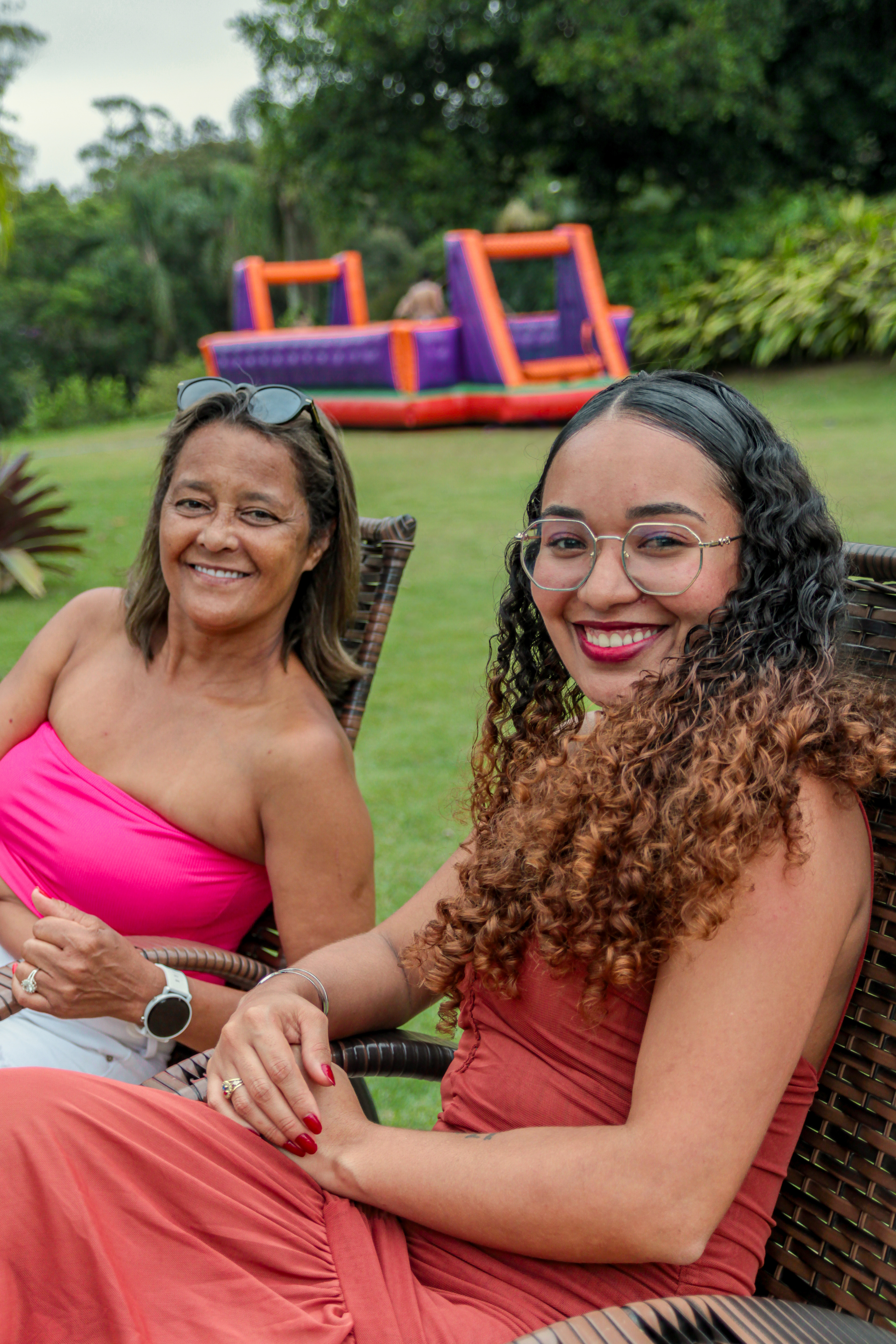 Ambiente descontraído na festa corporativa.
