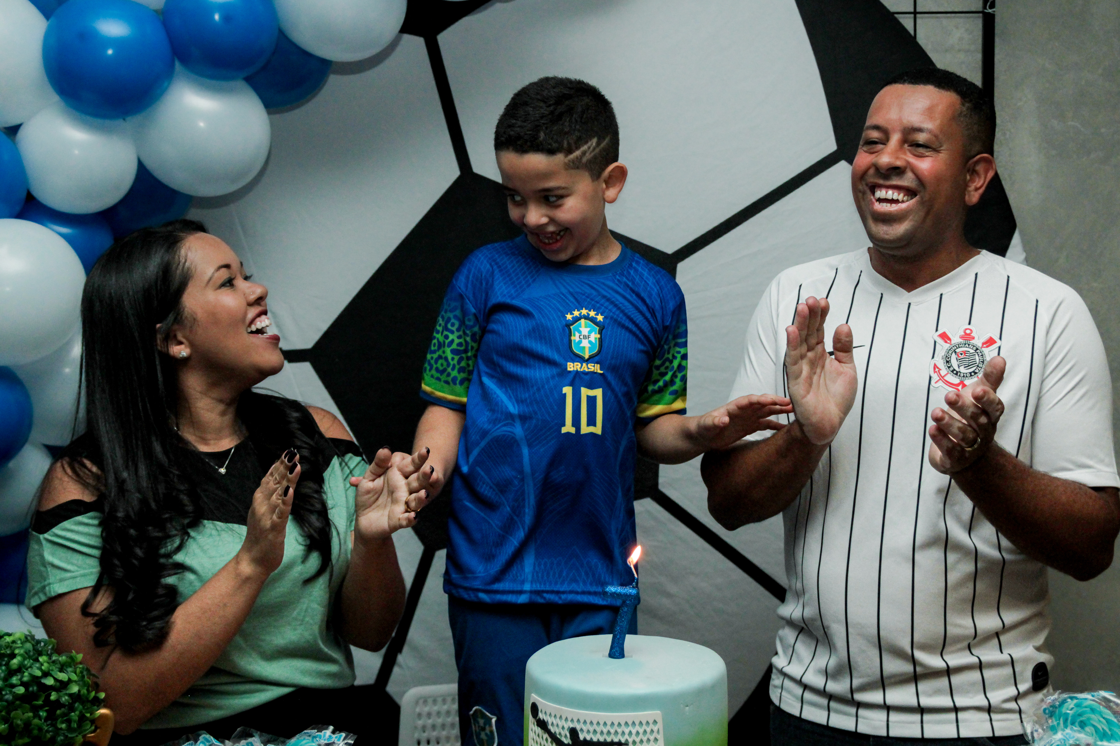 João Pedro celebrando aniversário com os pais.