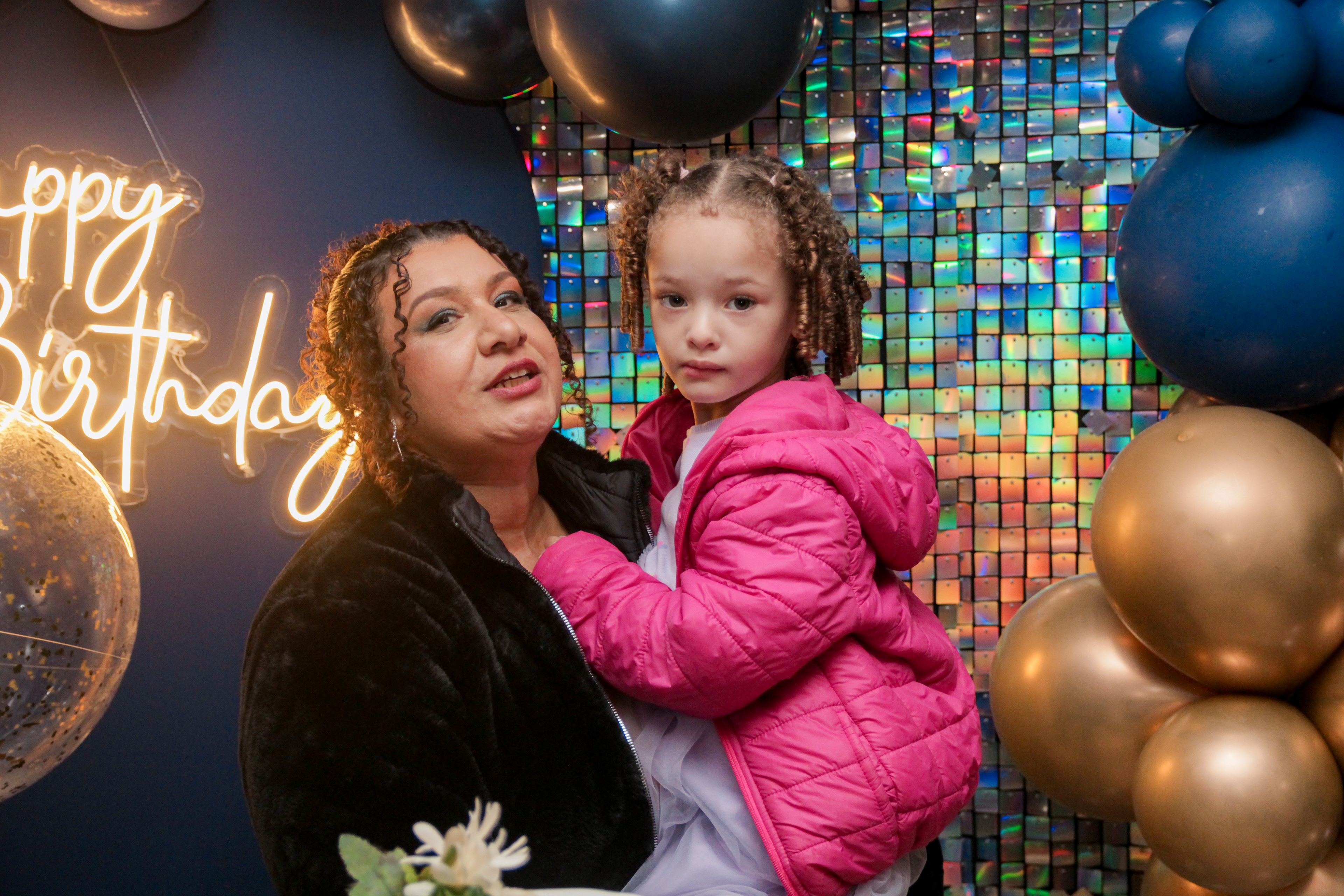 Cícera Alves posando com convidados.