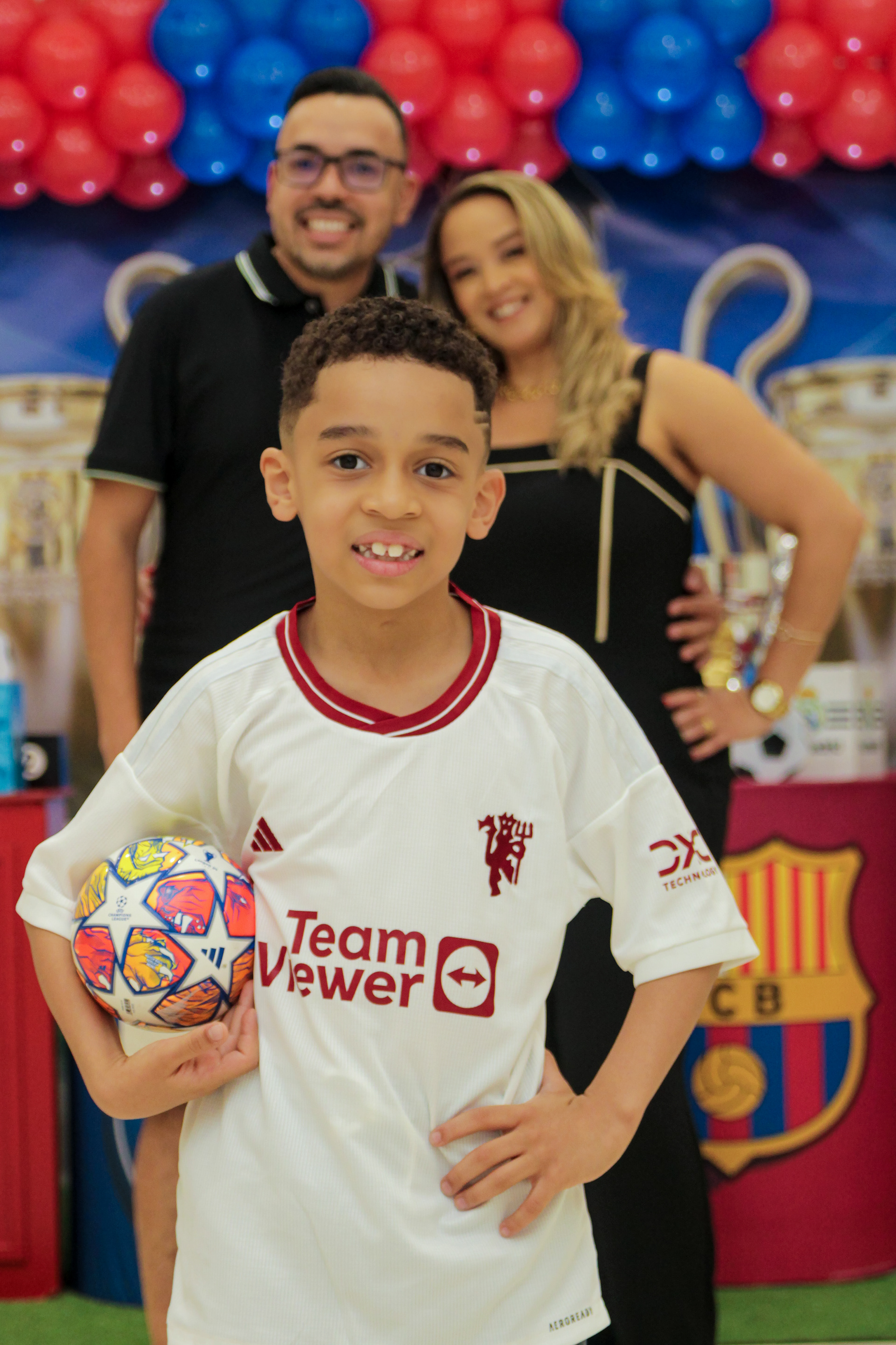 Pais e Joaquim na festa infantil, São Paulo.