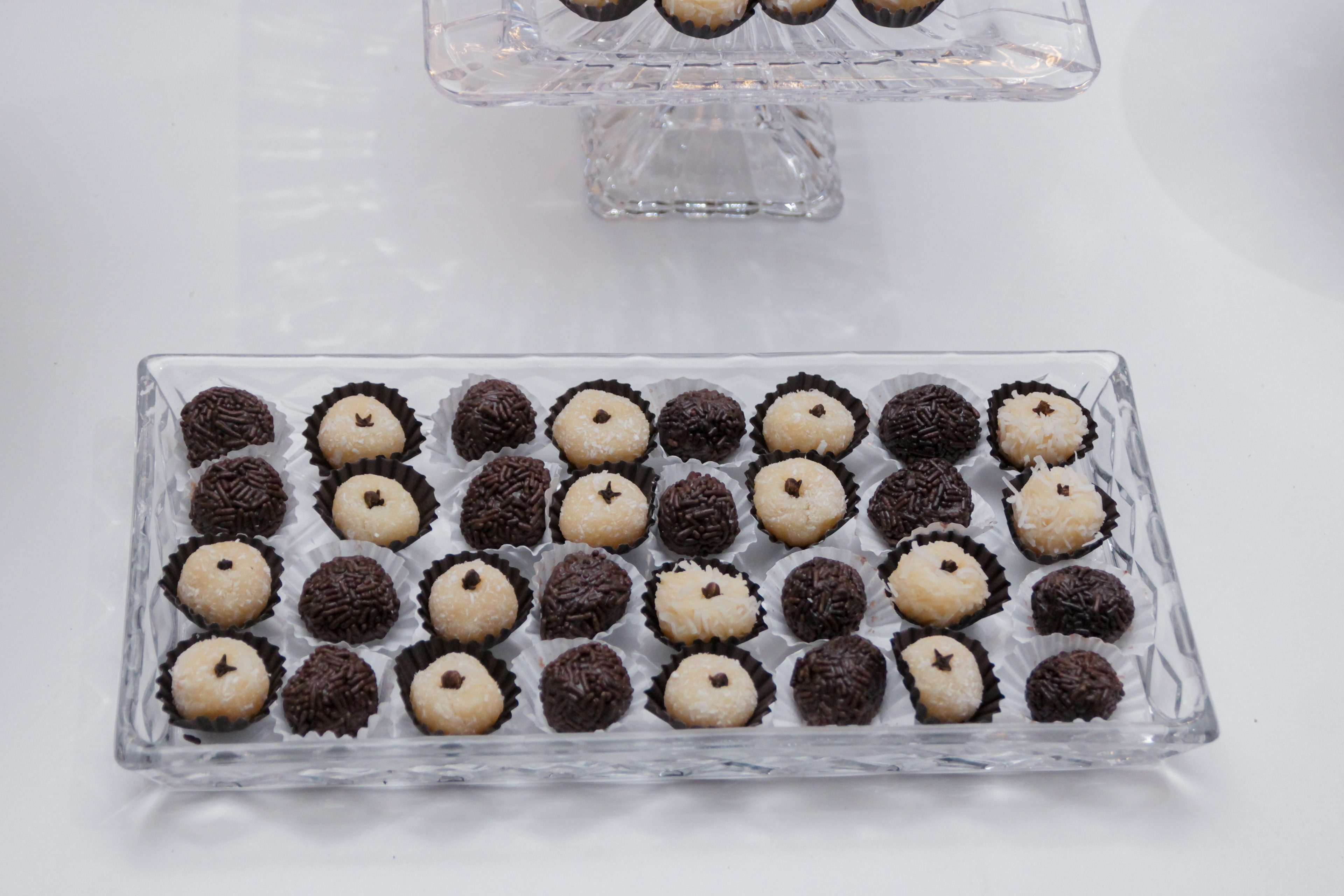 Detalhes das luzes e decoração da festa.