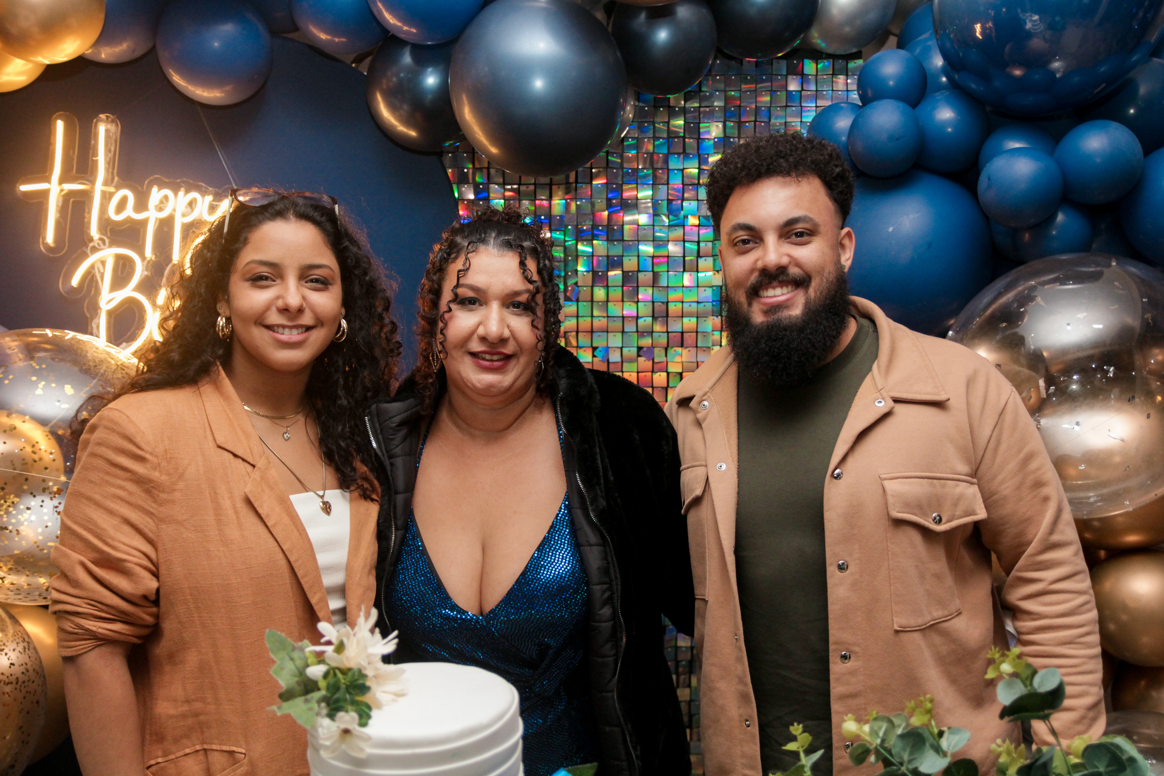 Cícera Alves posando com convidados.