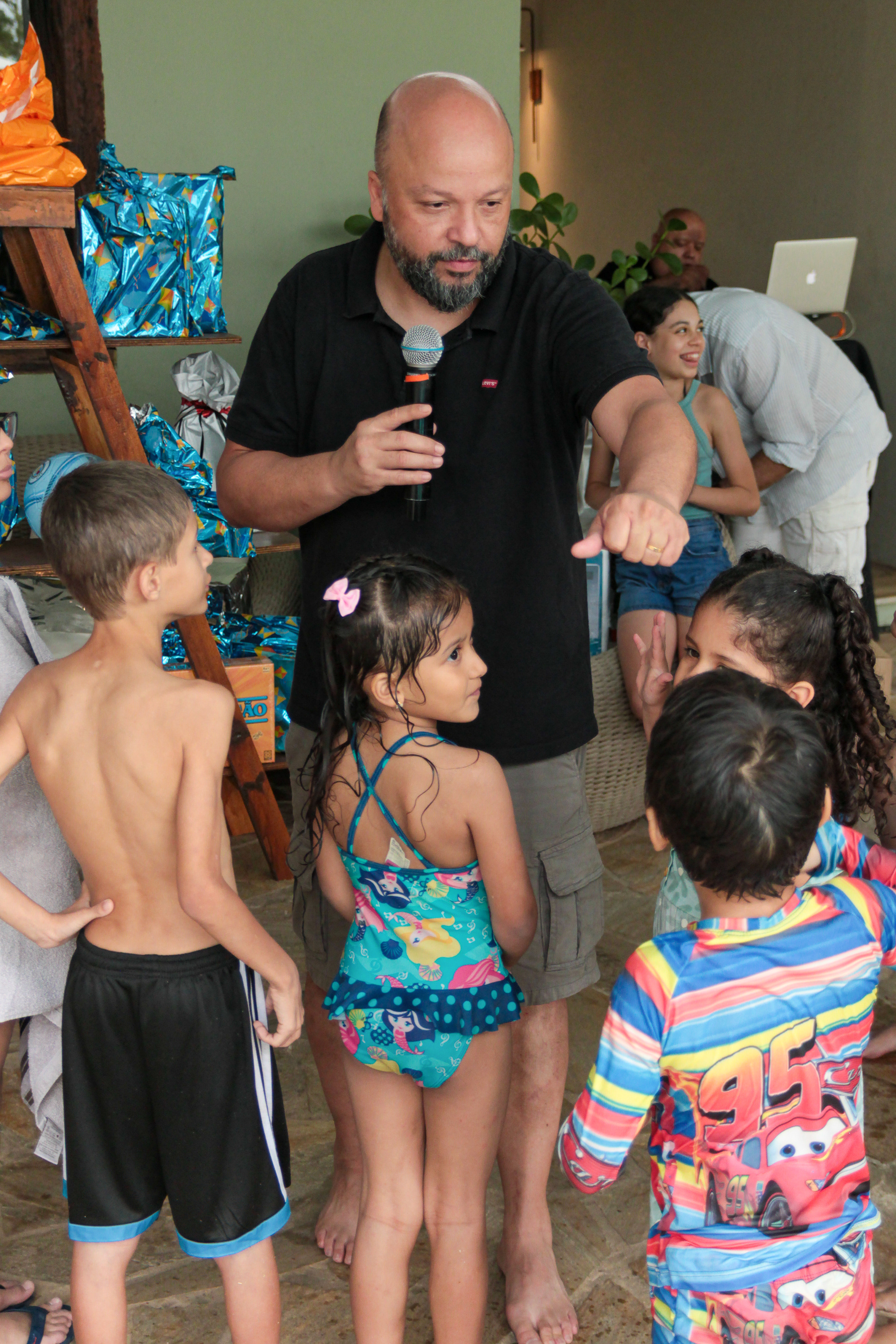 Ambiente descontraído na festa corporativa.