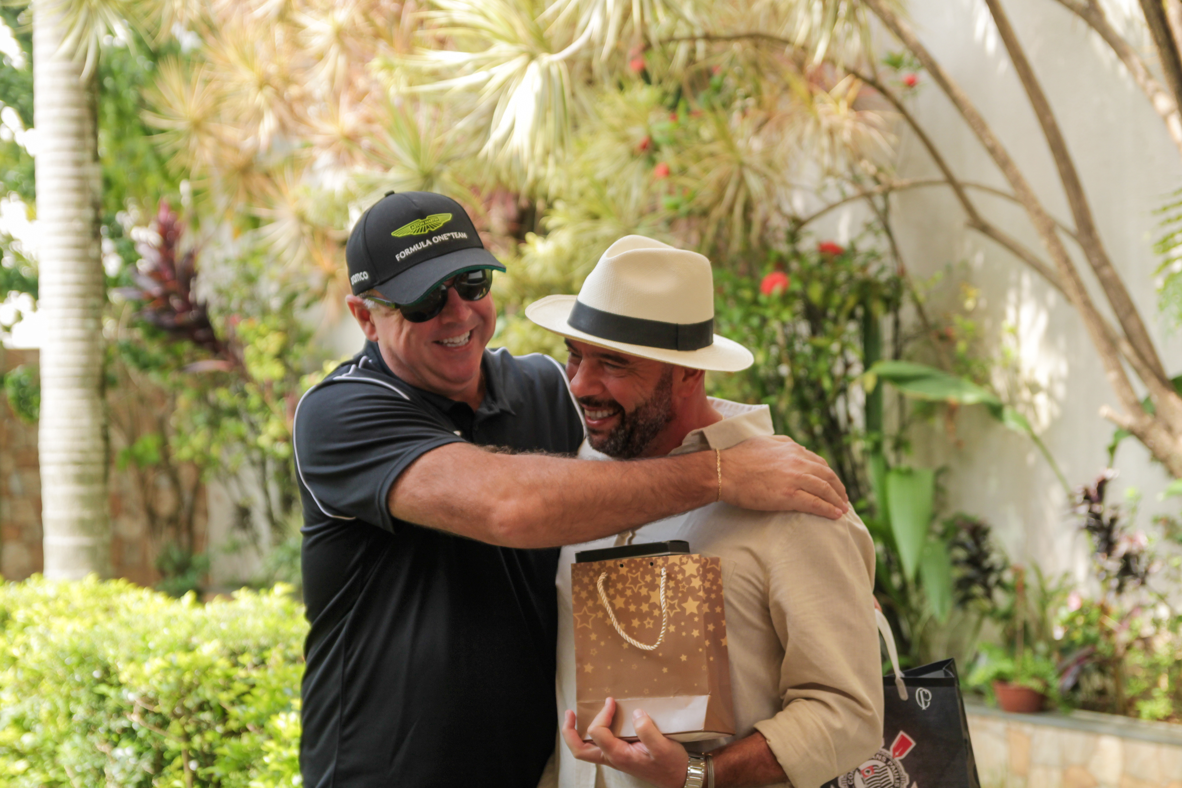 Odílio Junior comemorando com alegria.