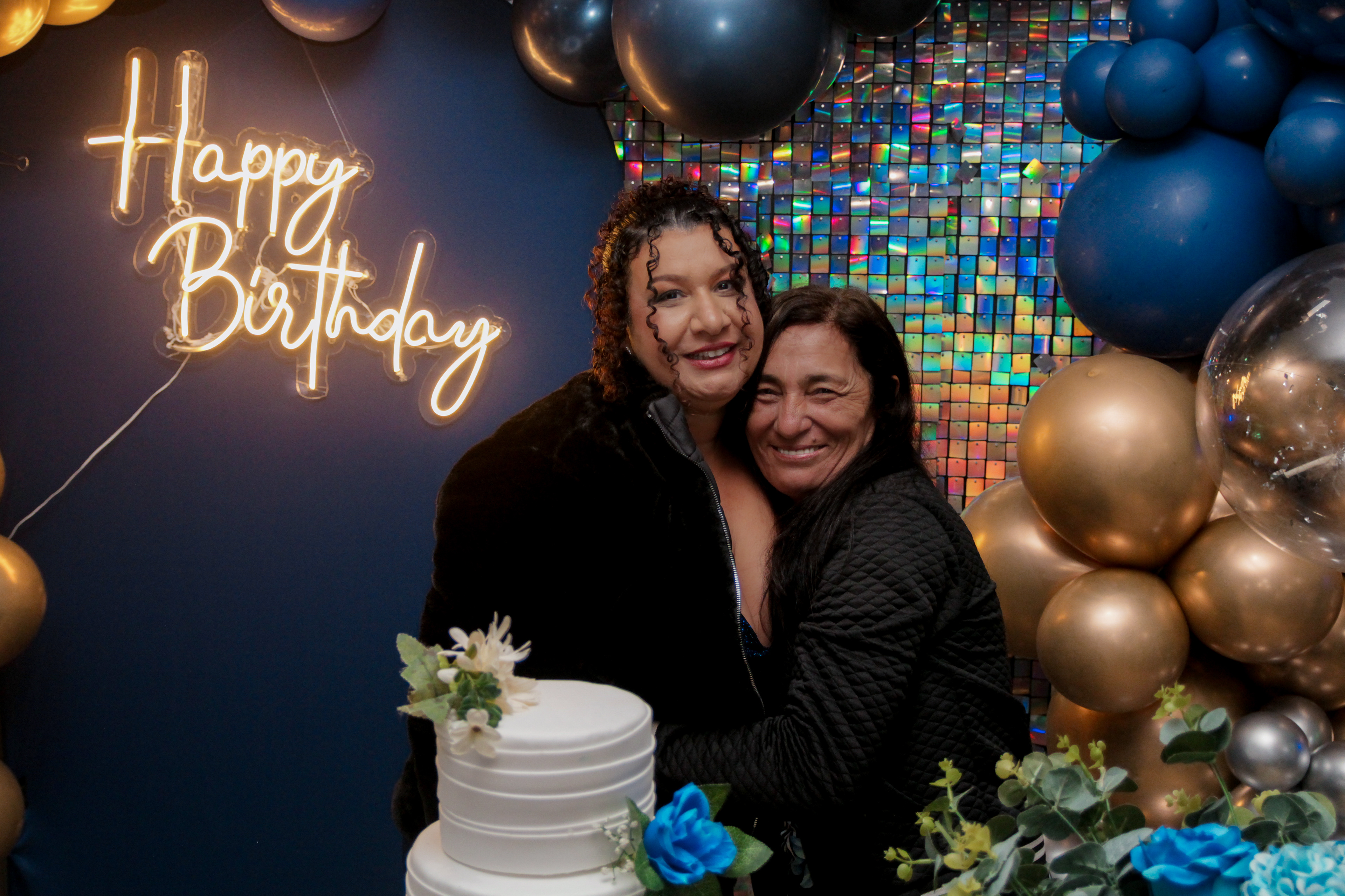 Cícera Alves posando com convidados.