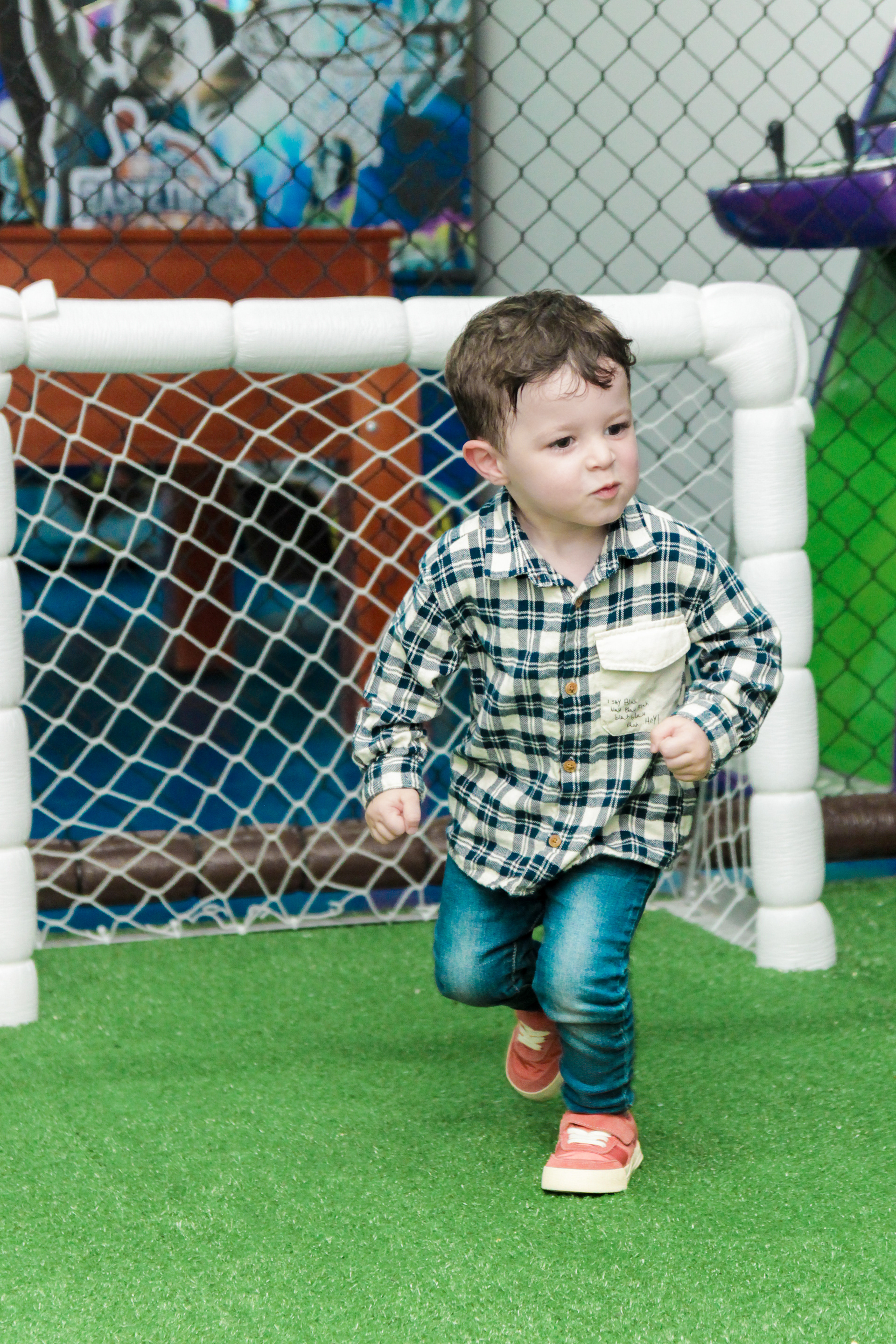 Miguel brincando na festa, tema herói SP.