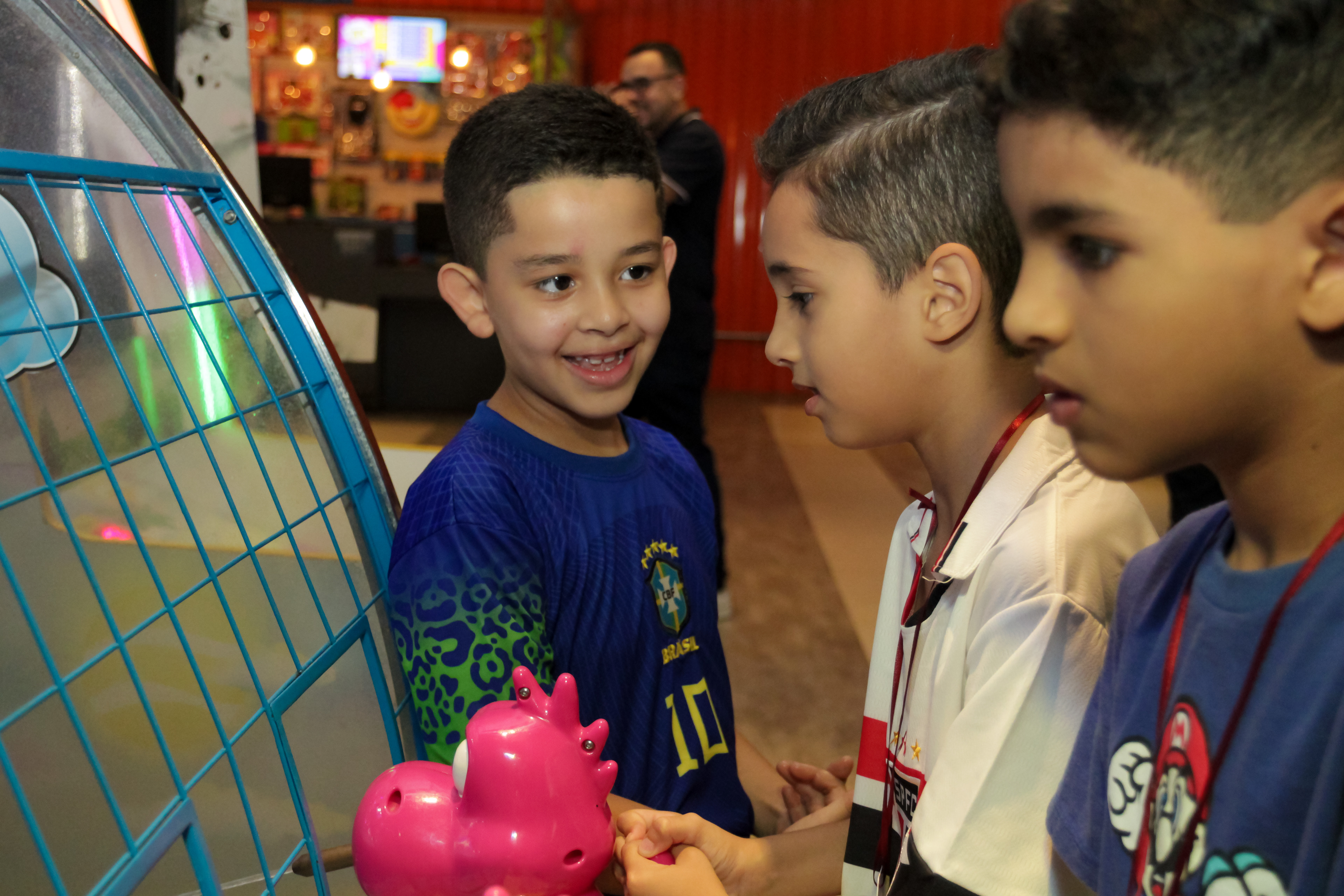 João Pedro brincando no aniversário, SP.