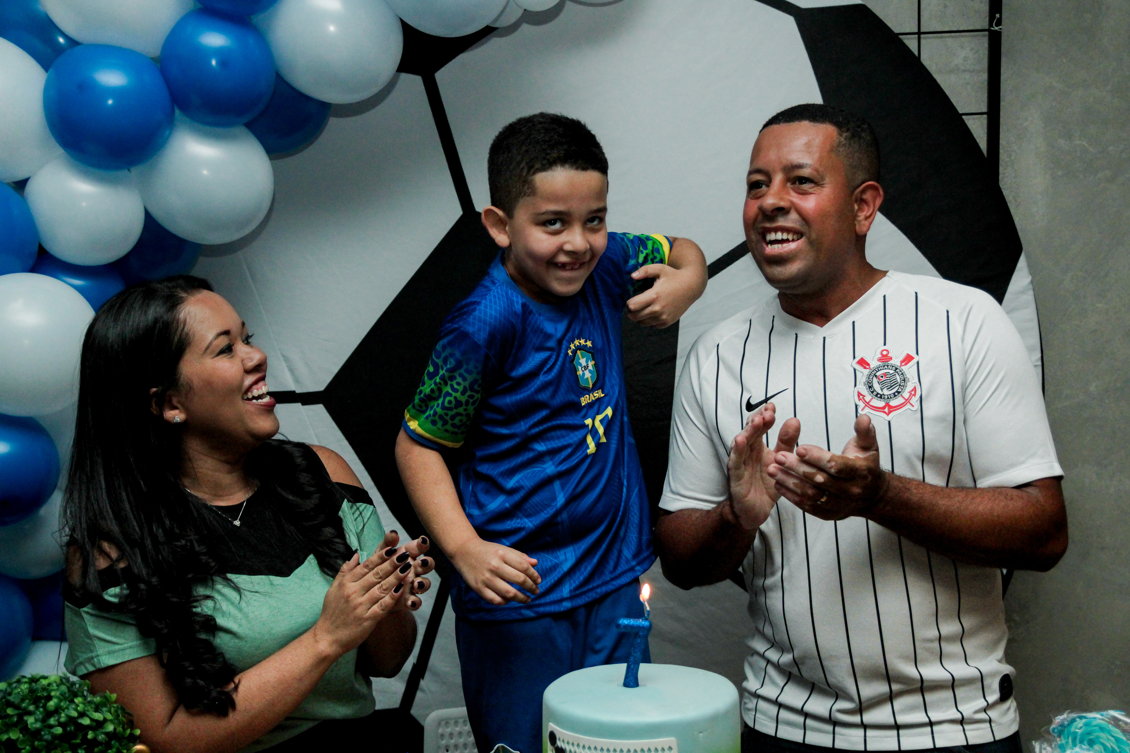 João Pedro celebrando aniversário com os pais.