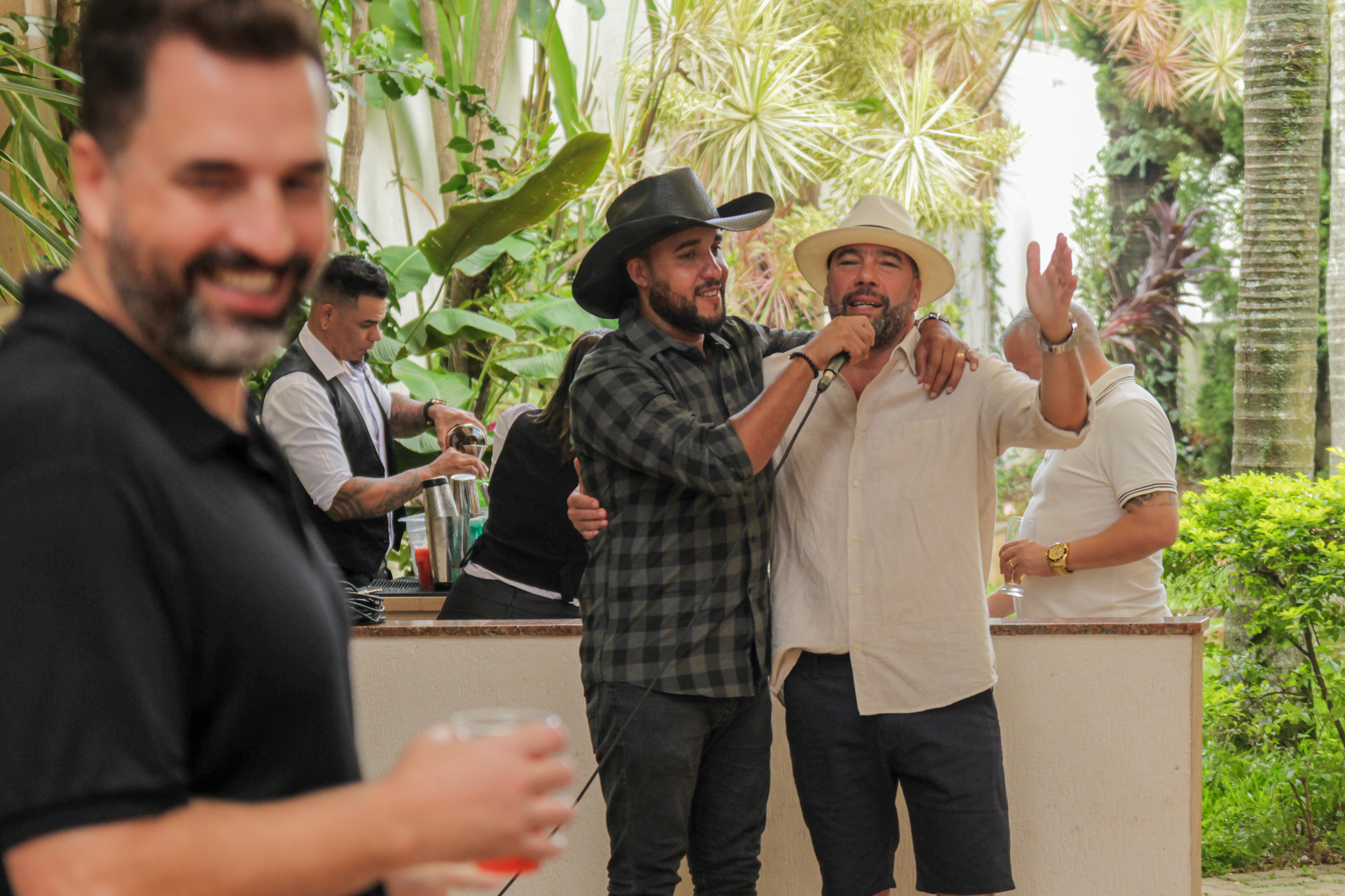 Registro espontâneo da festa do Odílio Junior.