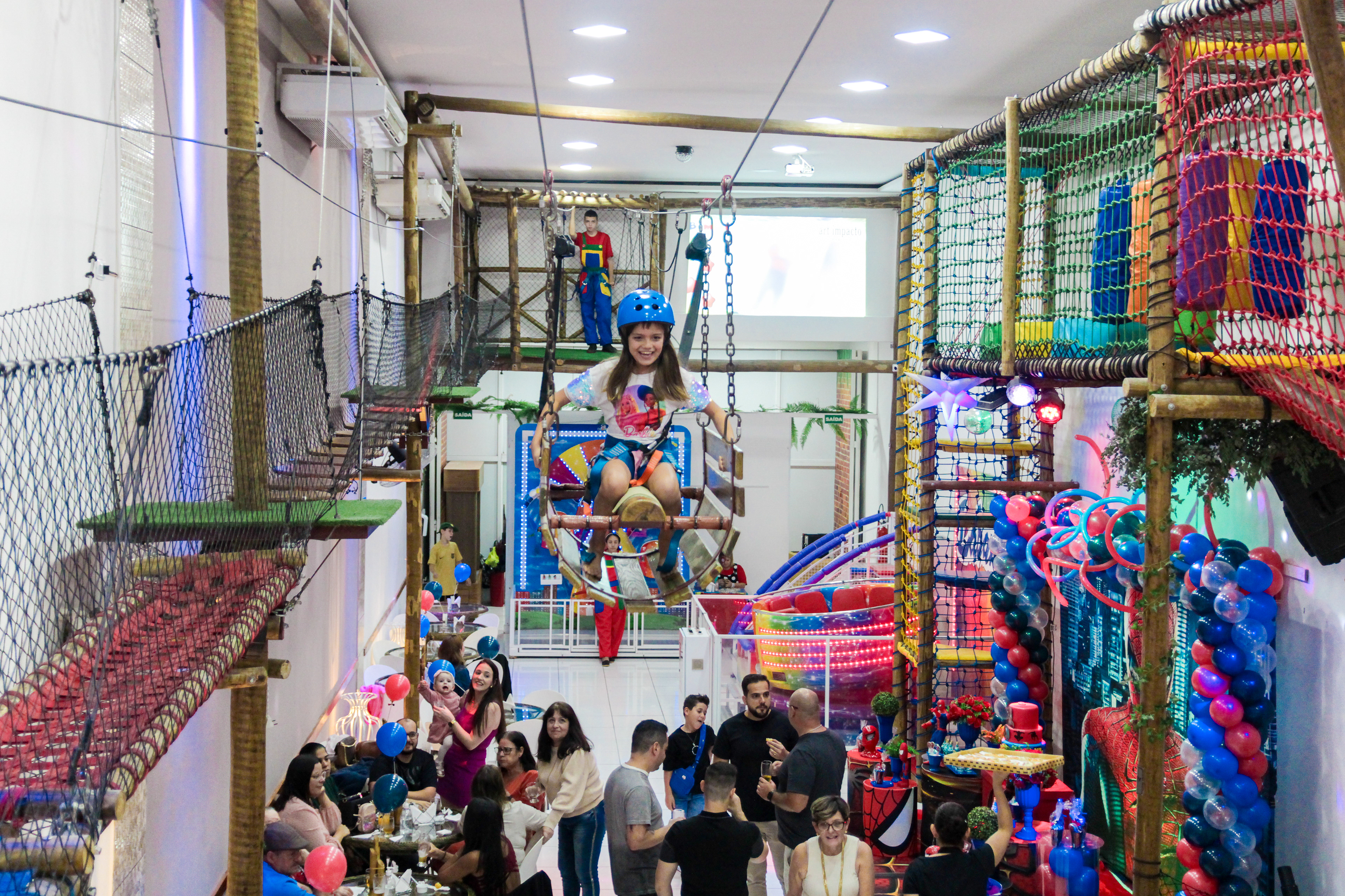 Criança brincando na festa do Homem-Aranha SP.