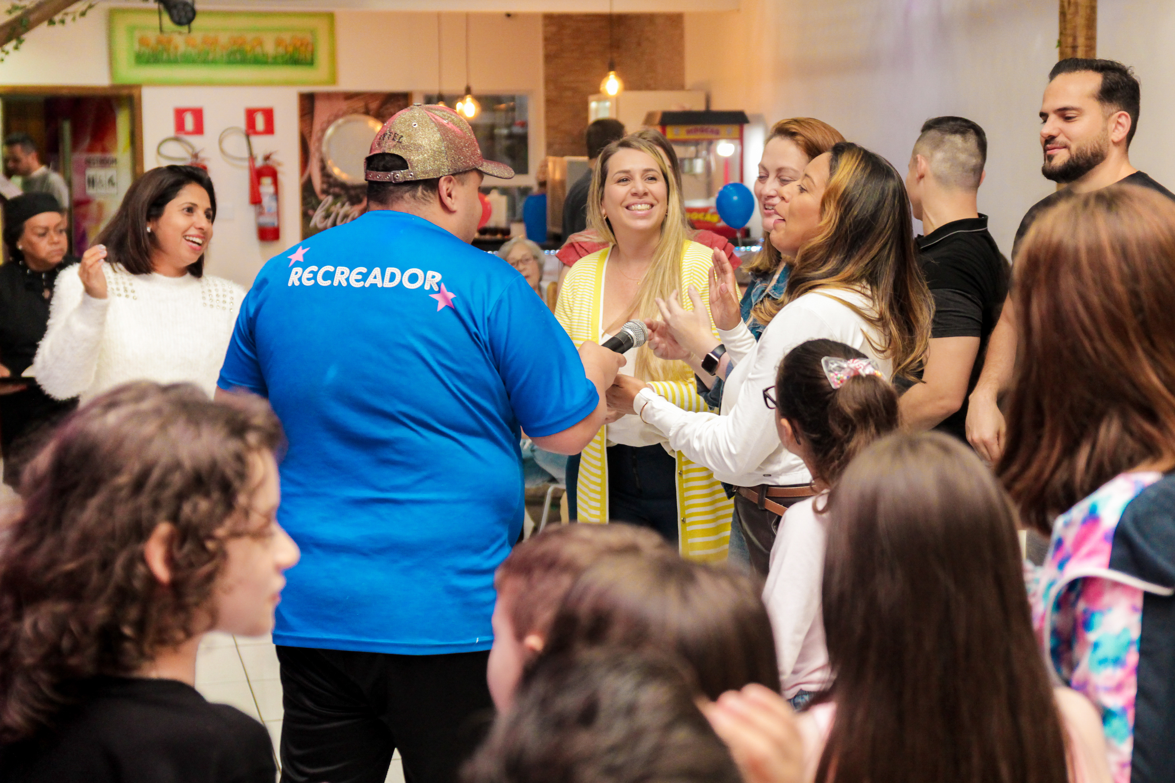 crianças brincando na festa, recreação,  tema herói SP.