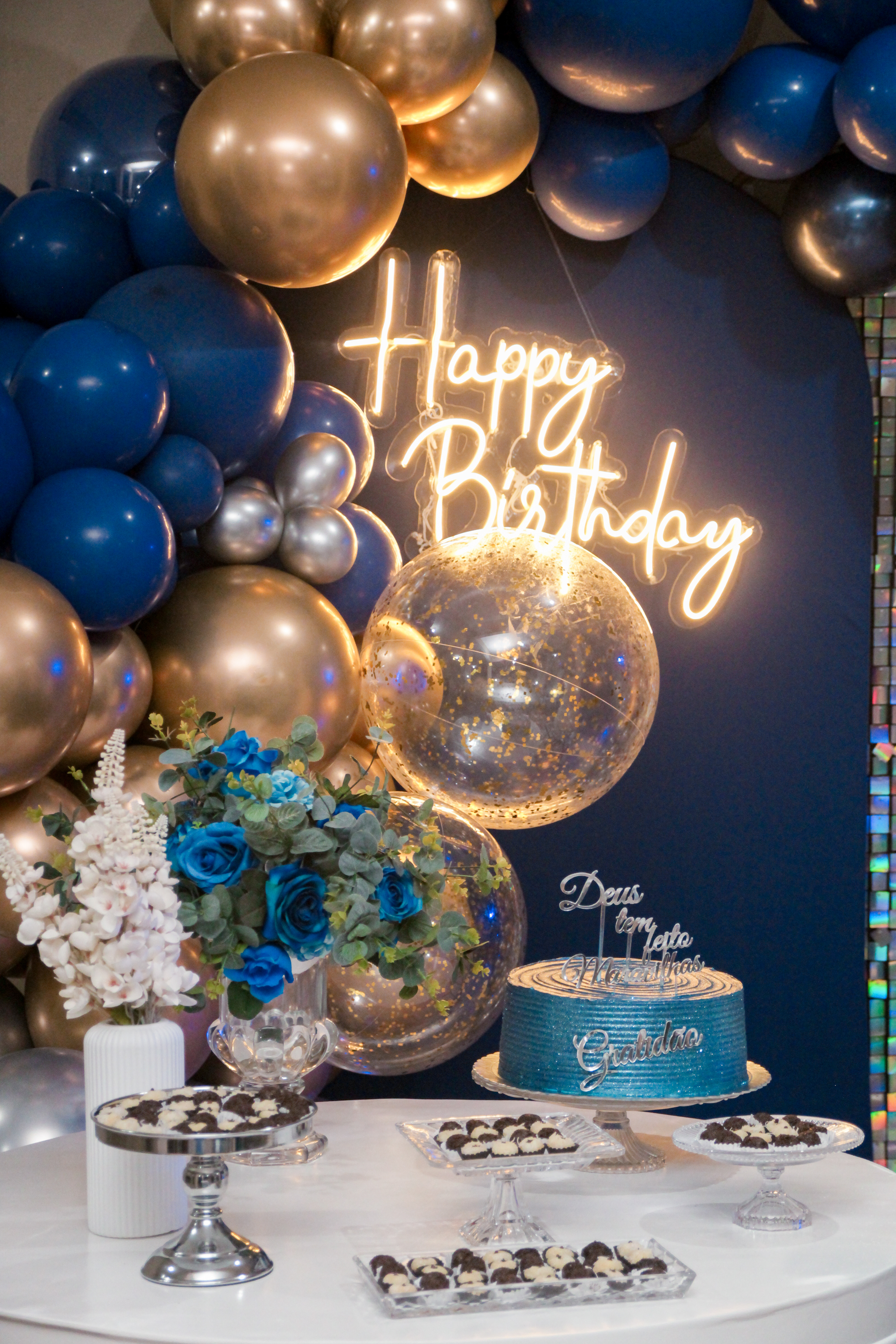 Detalhes da decoração dourada do evento.