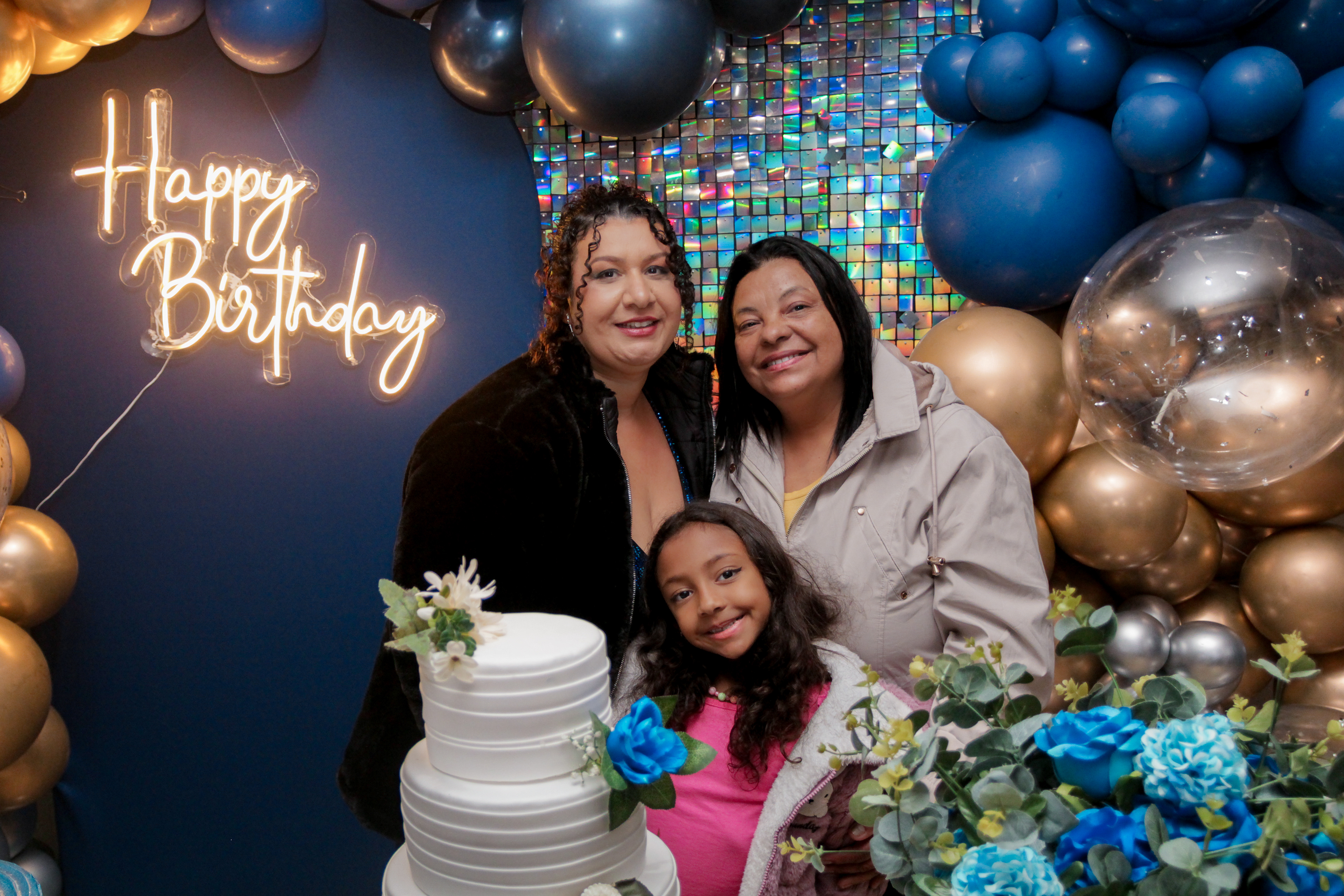 Cícera Alves posando com convidados.