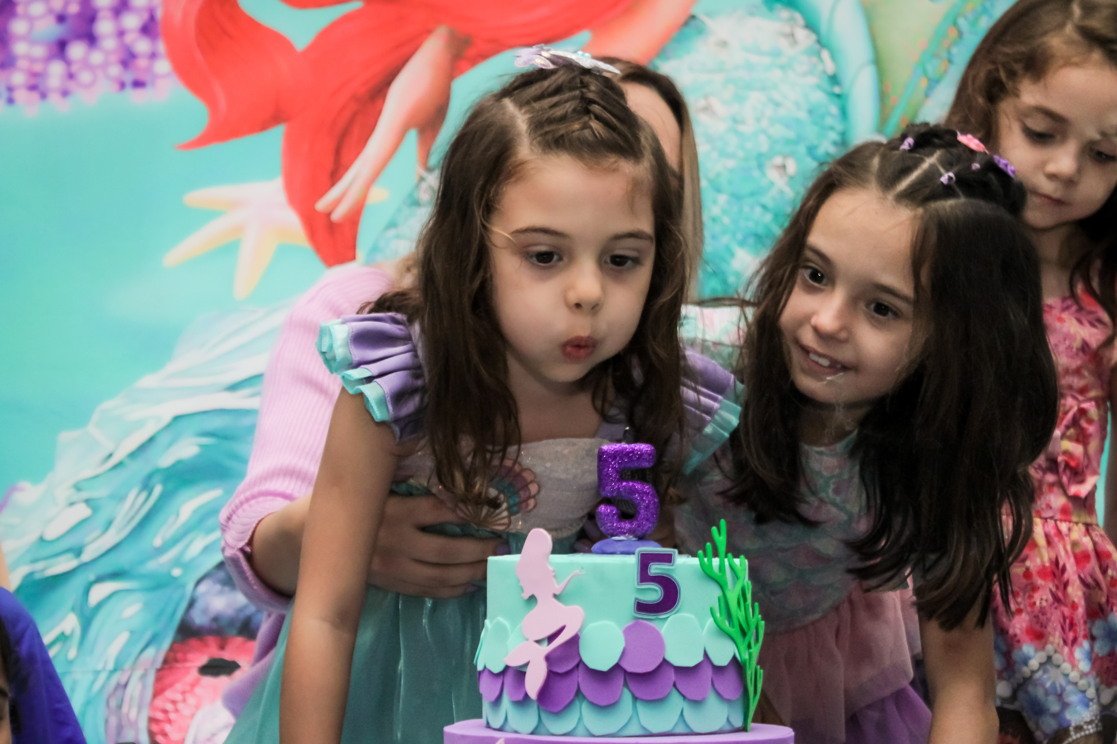 Foto natural da Heloísa na festa SP.