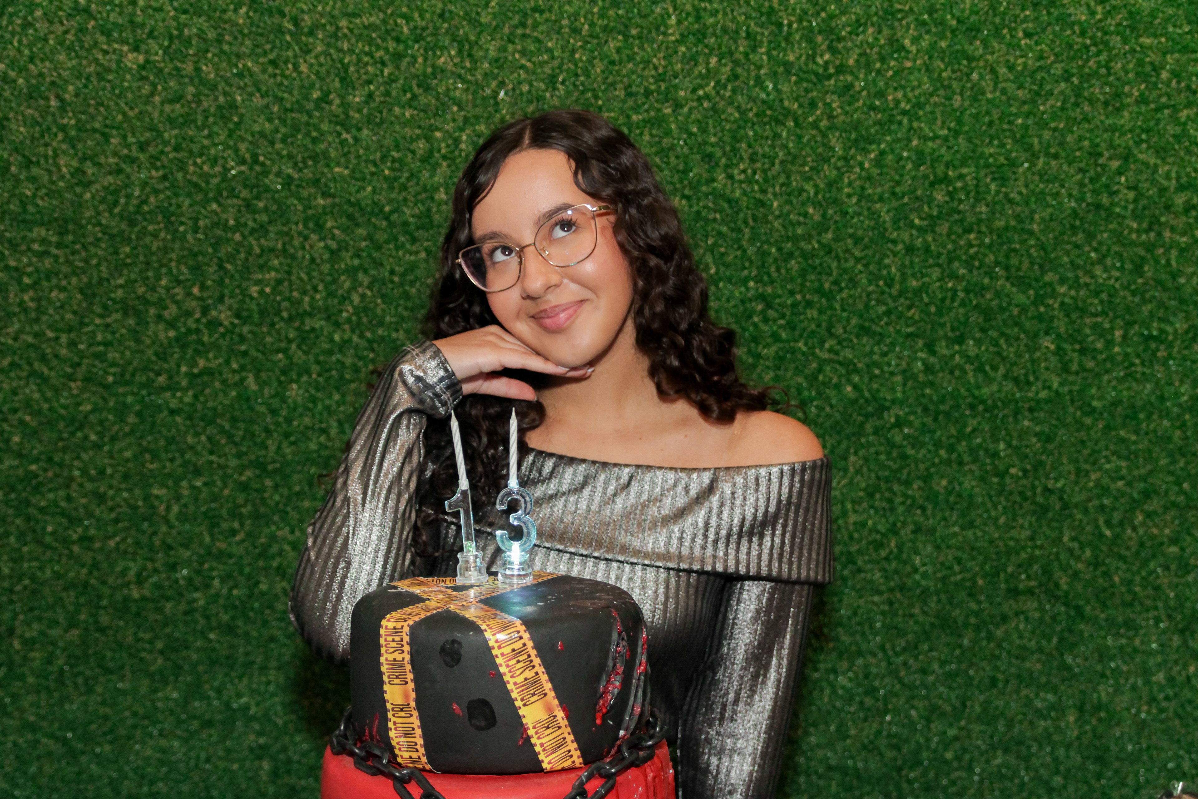 Vitória posando para foto, aniversário SP.