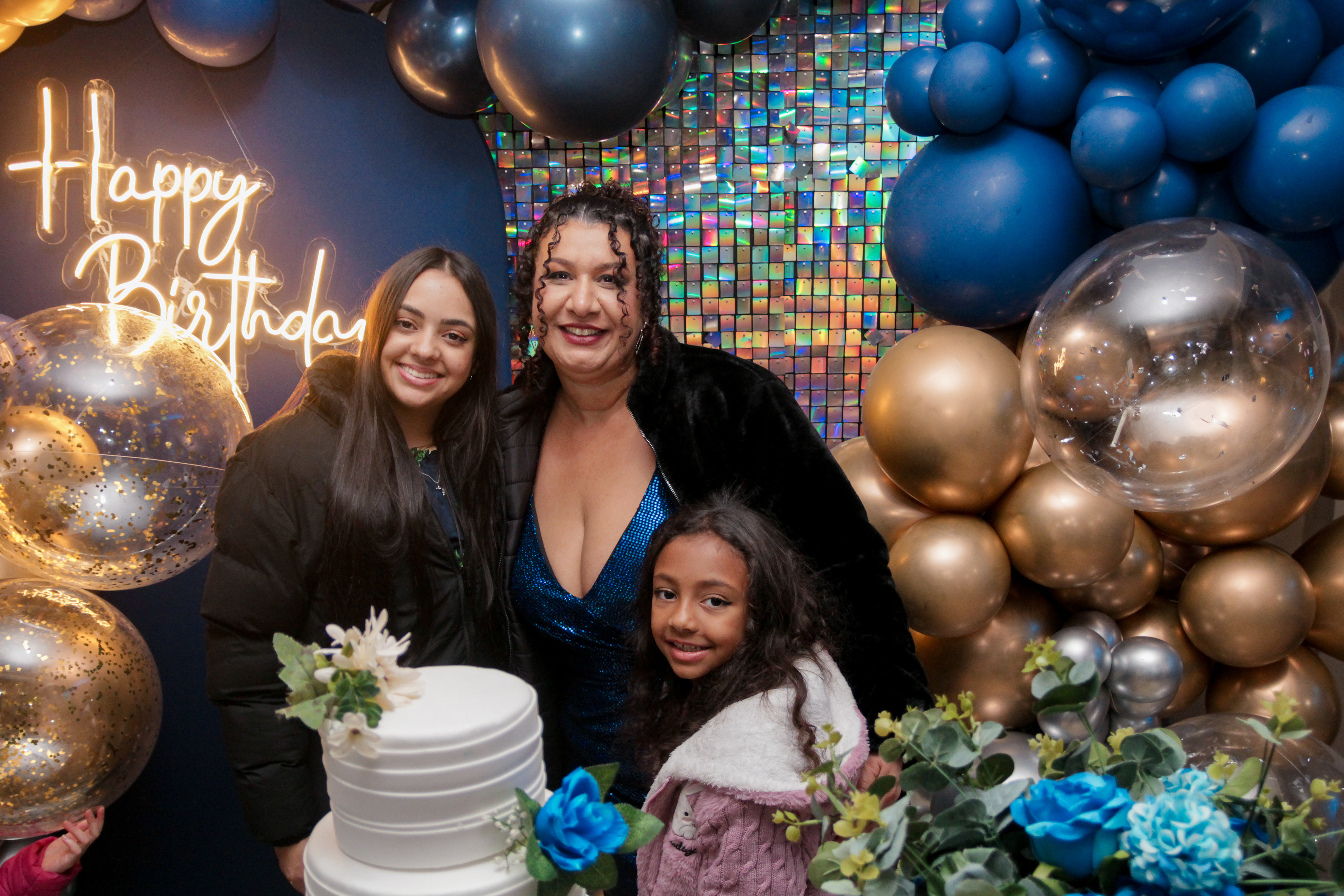 Cícera Alves posando com convidados.