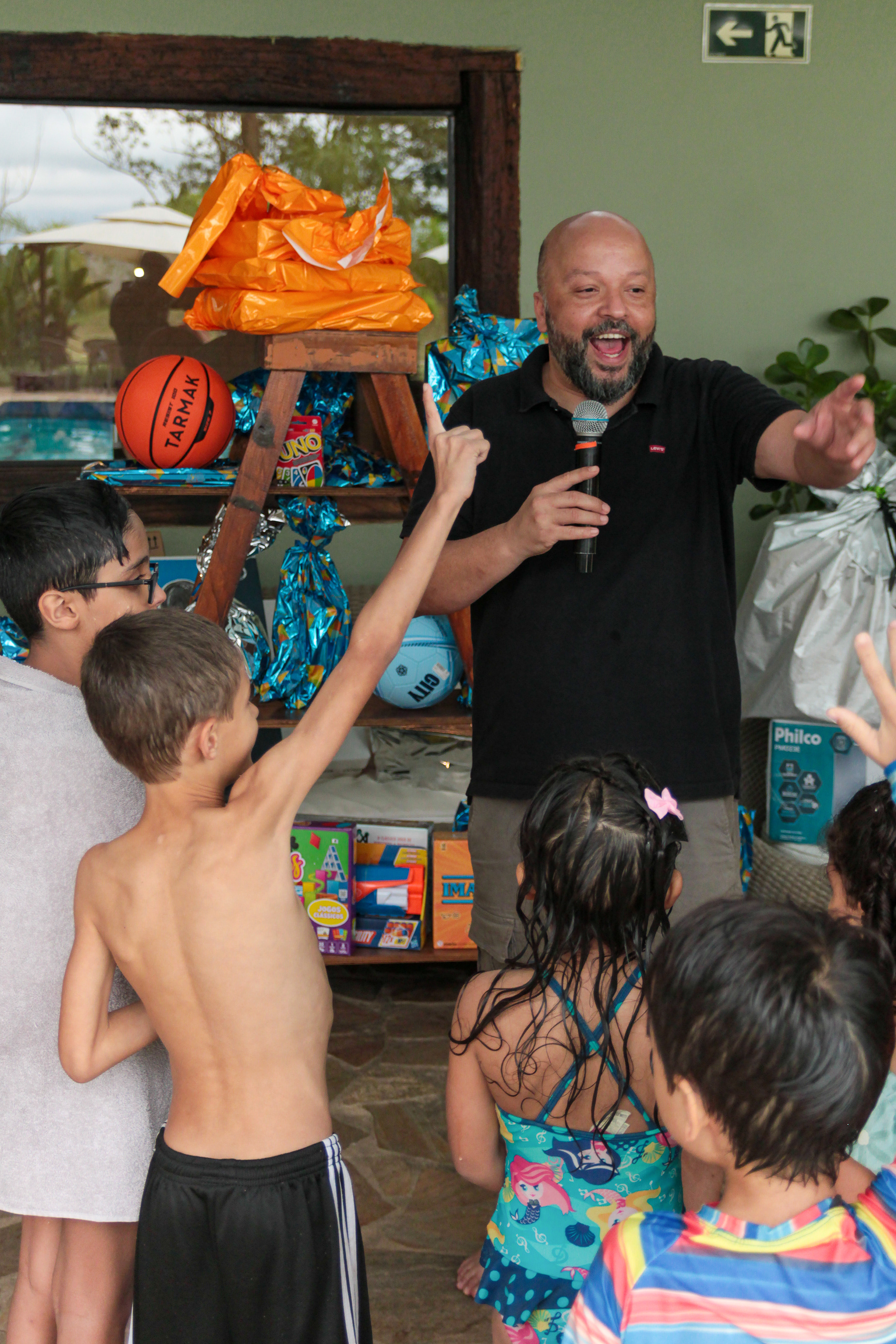 Ambiente descontraído na festa corporativa.