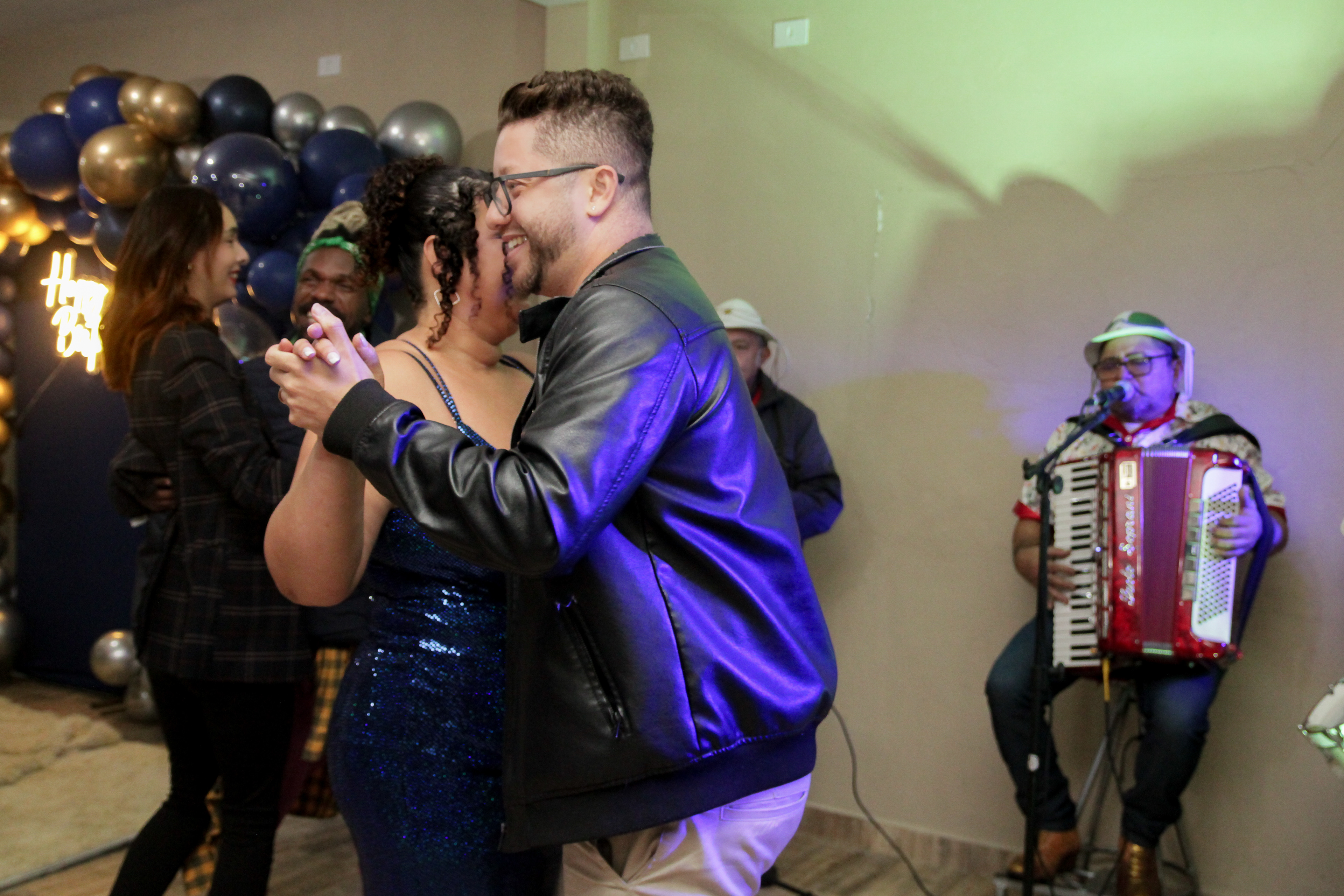 Convidados dançando com Cícera Alves.