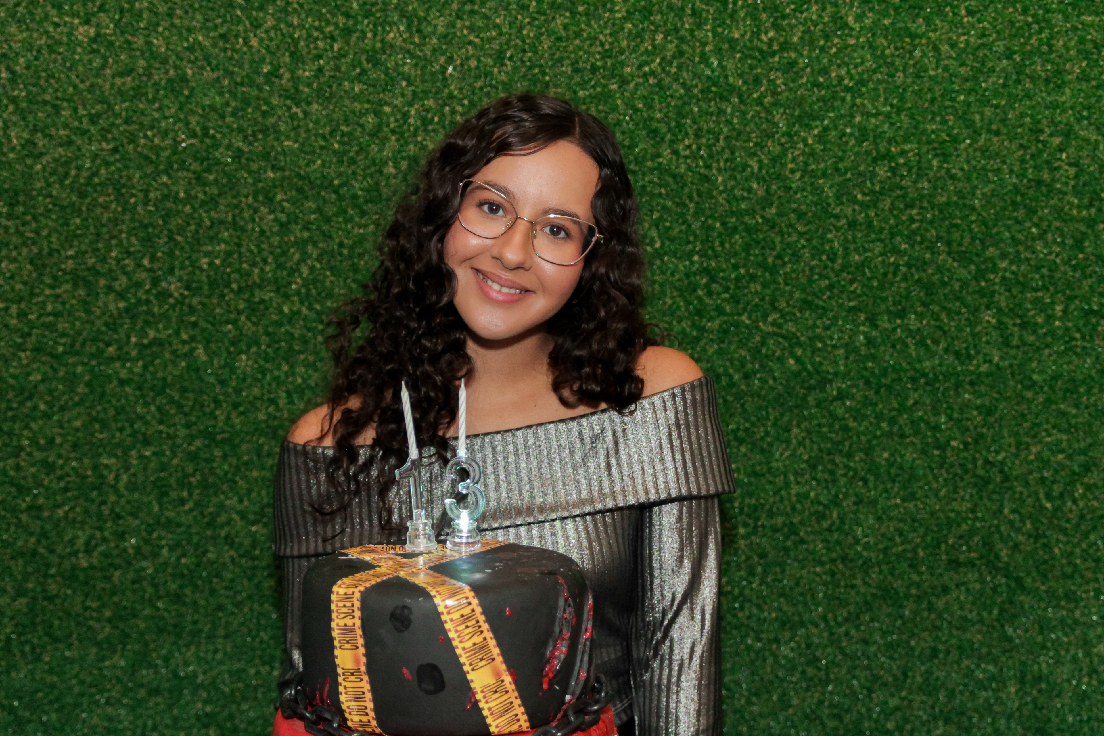 Vitória posando para foto, aniversário SP.