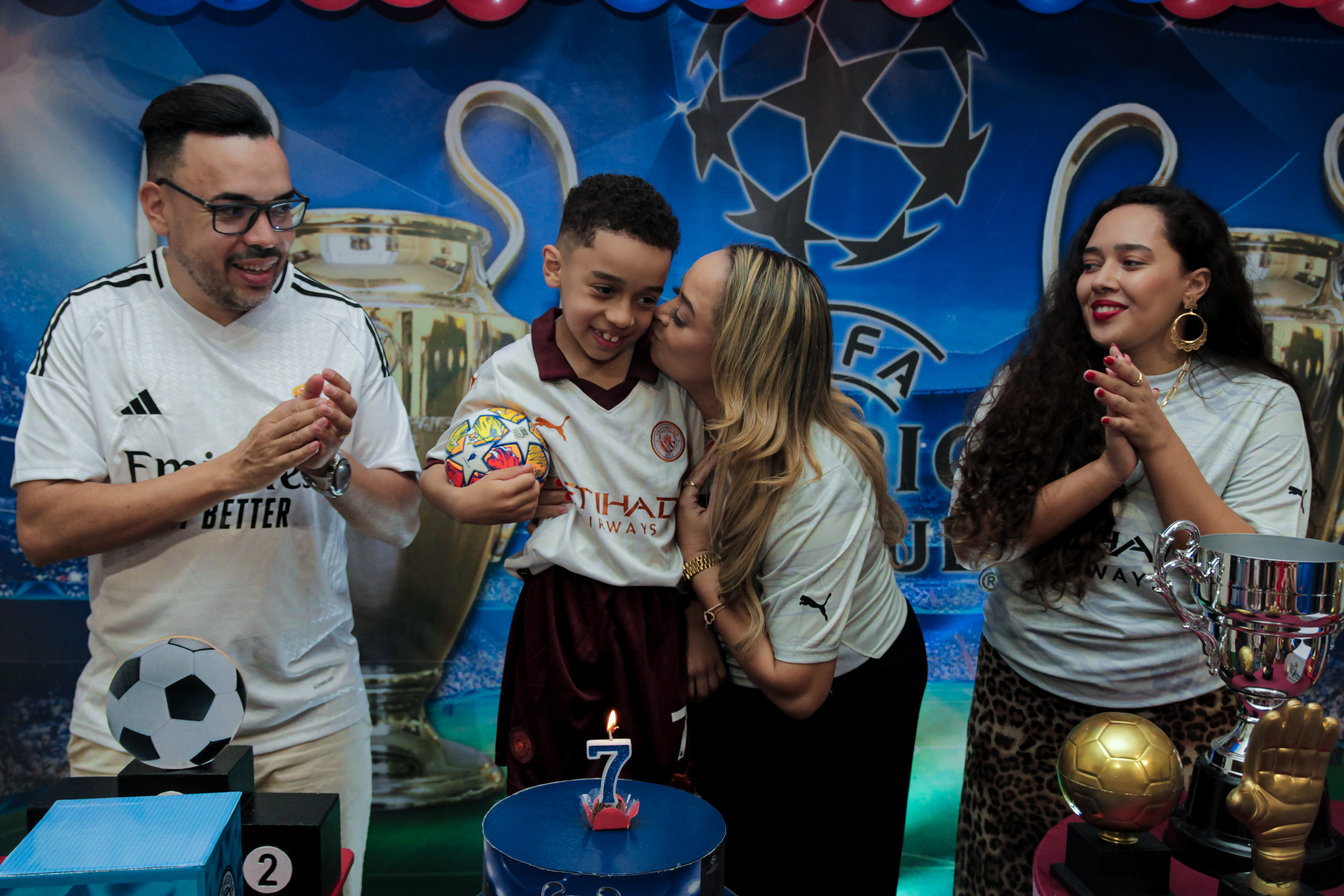 Menino de 7 anos comemorando aniversário em SP.