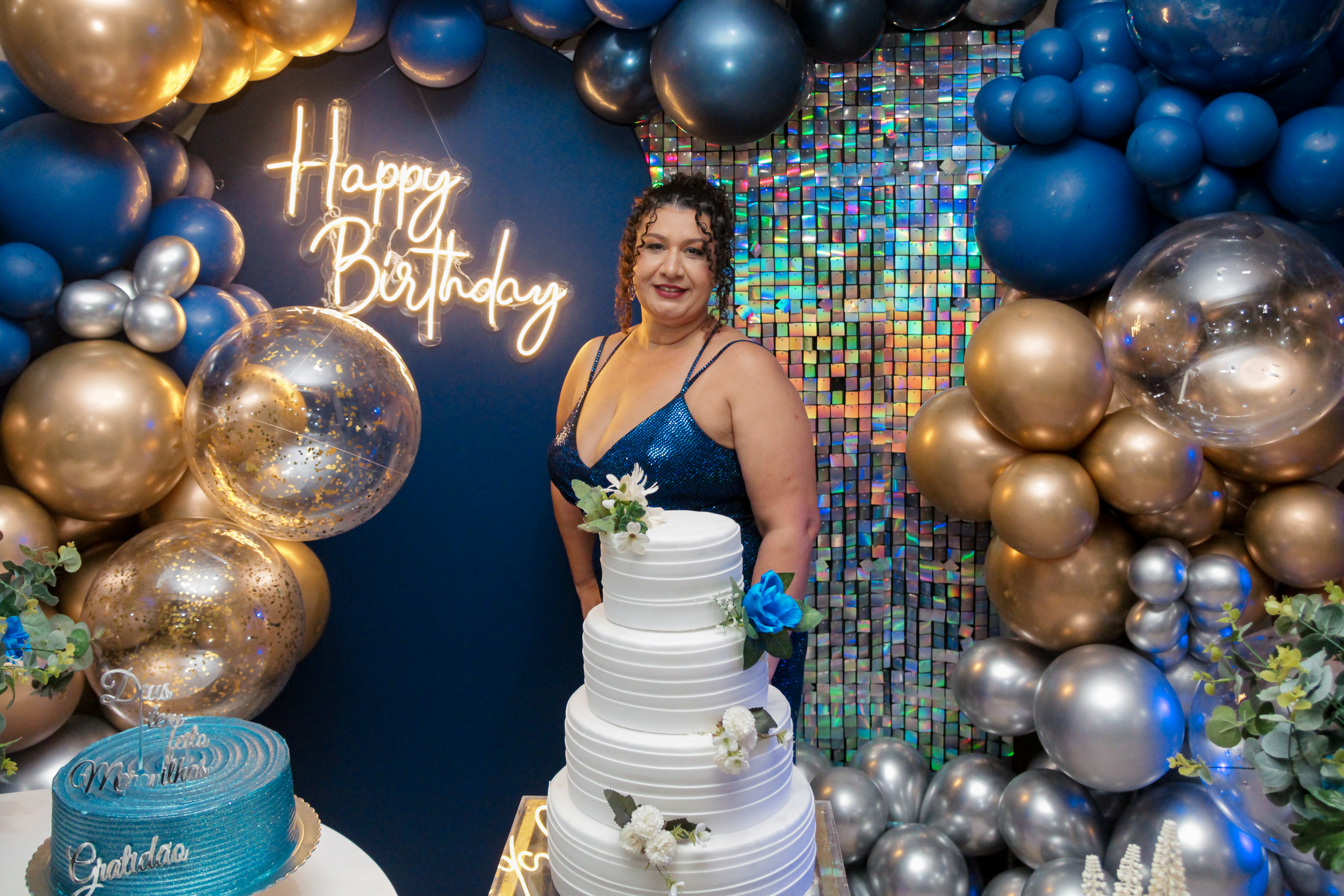 Cícera Alves sorrindo na comemoração.