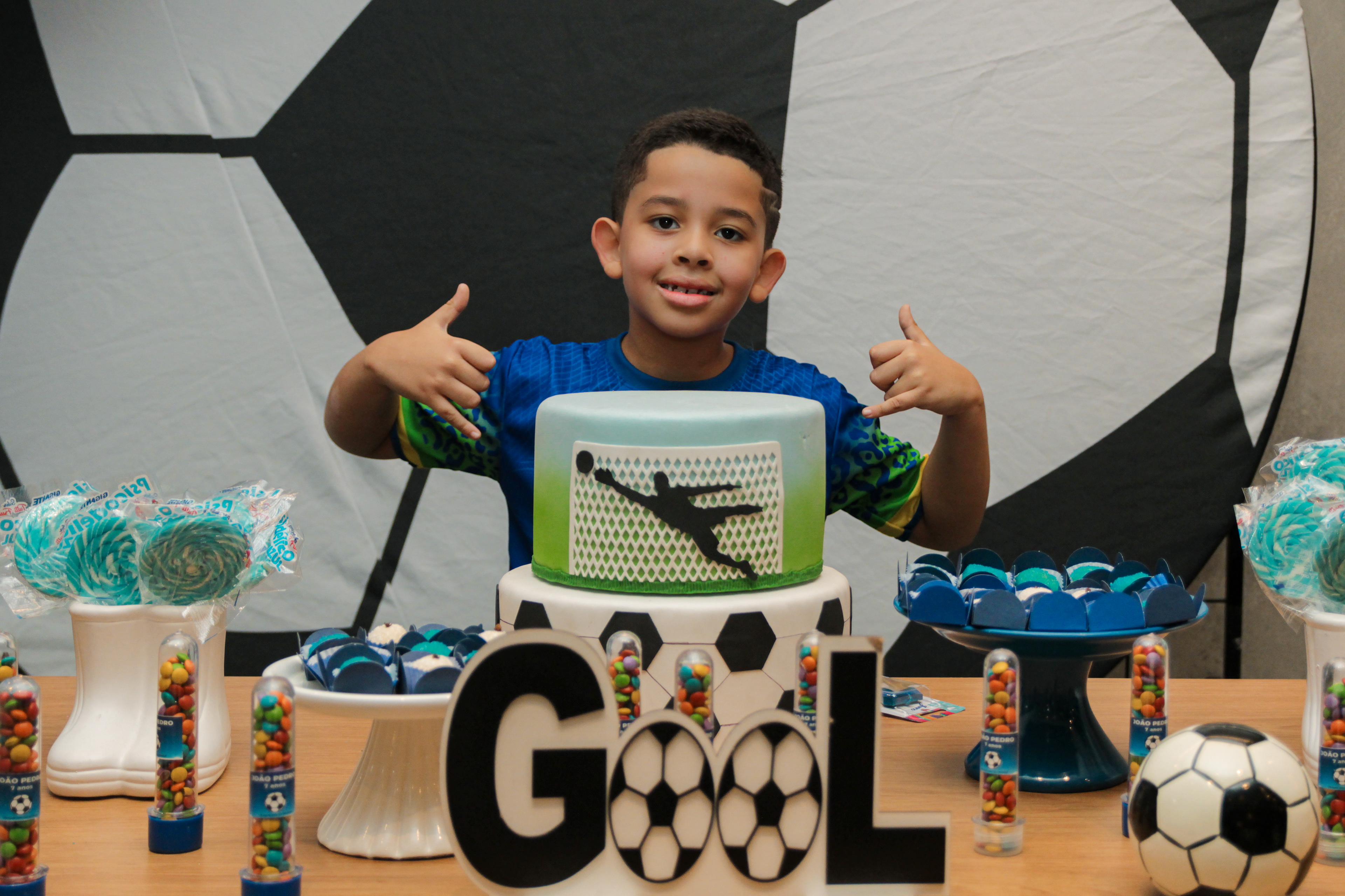 oão Pedro em pose alegre, aniversário infantil.