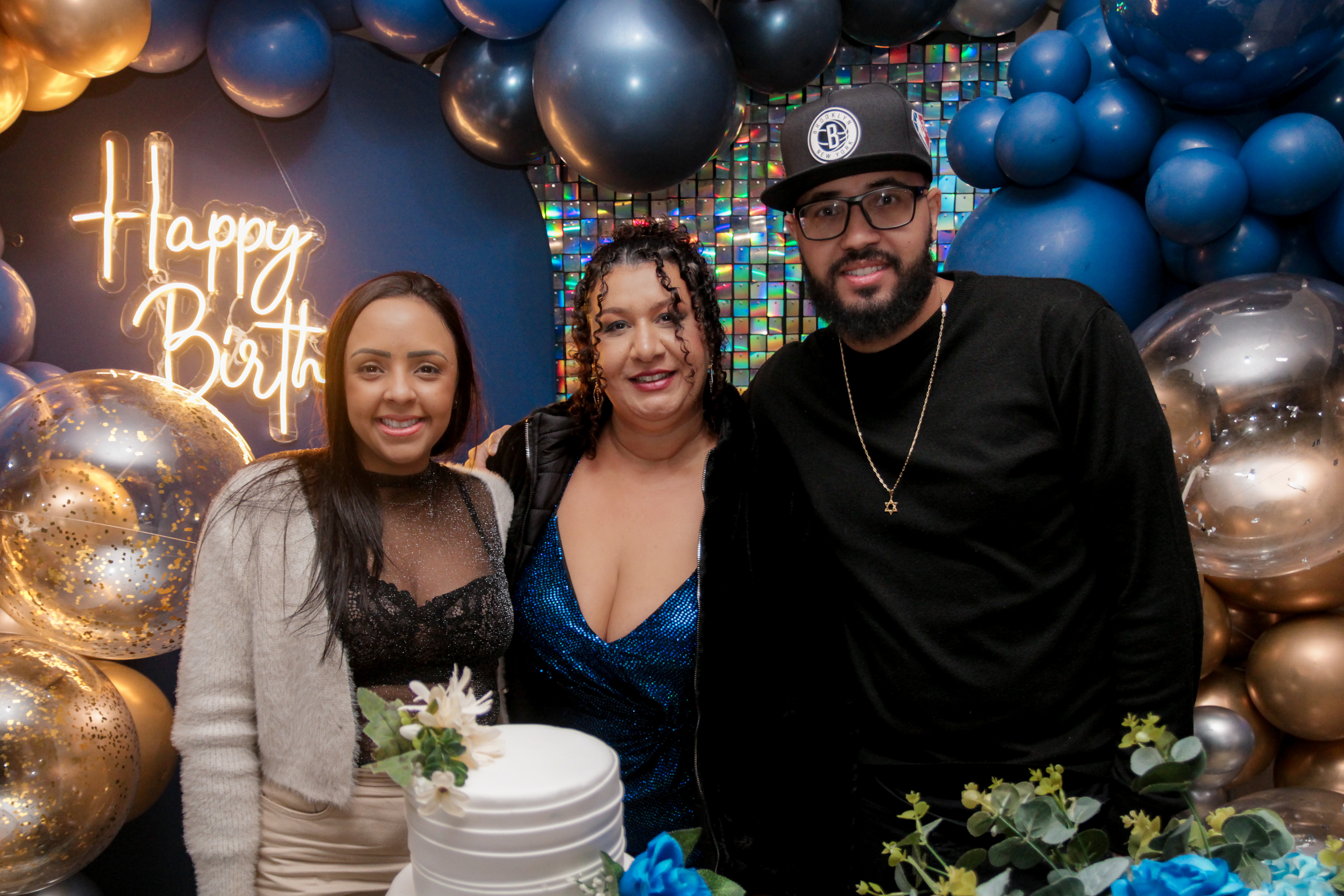 Cícera Alves posando com convidados.