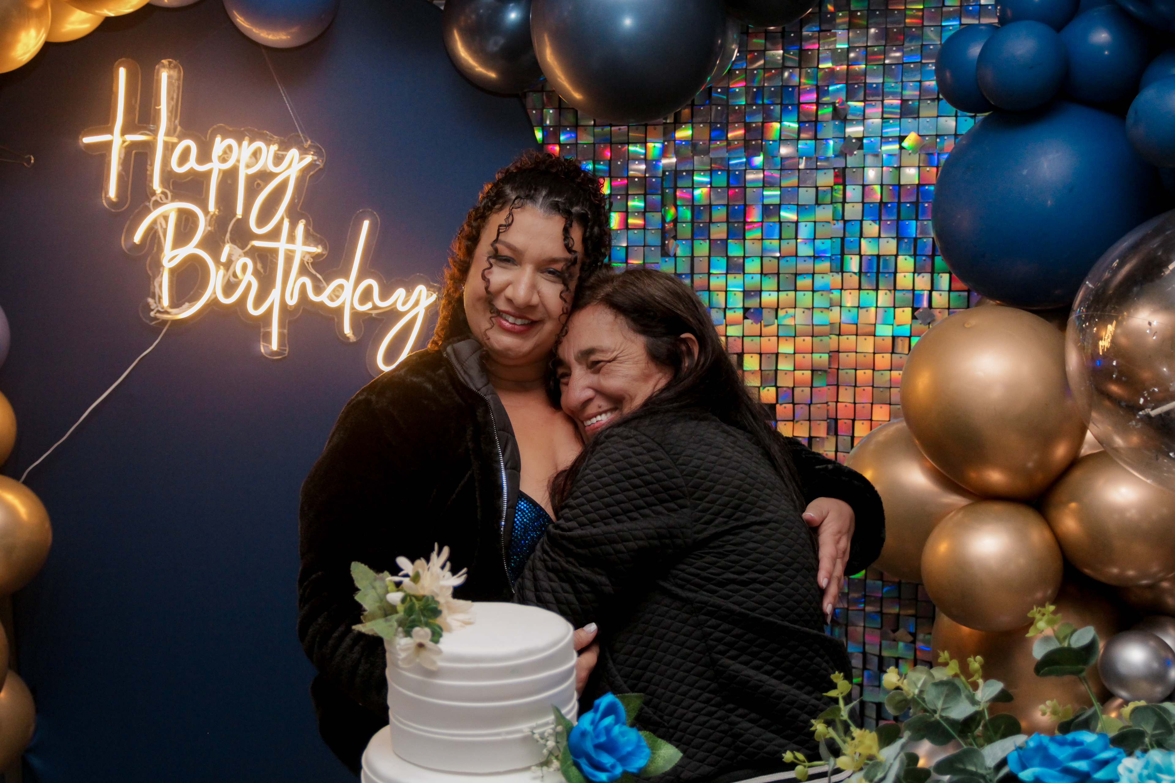 Cícera Alves posando com convidados.