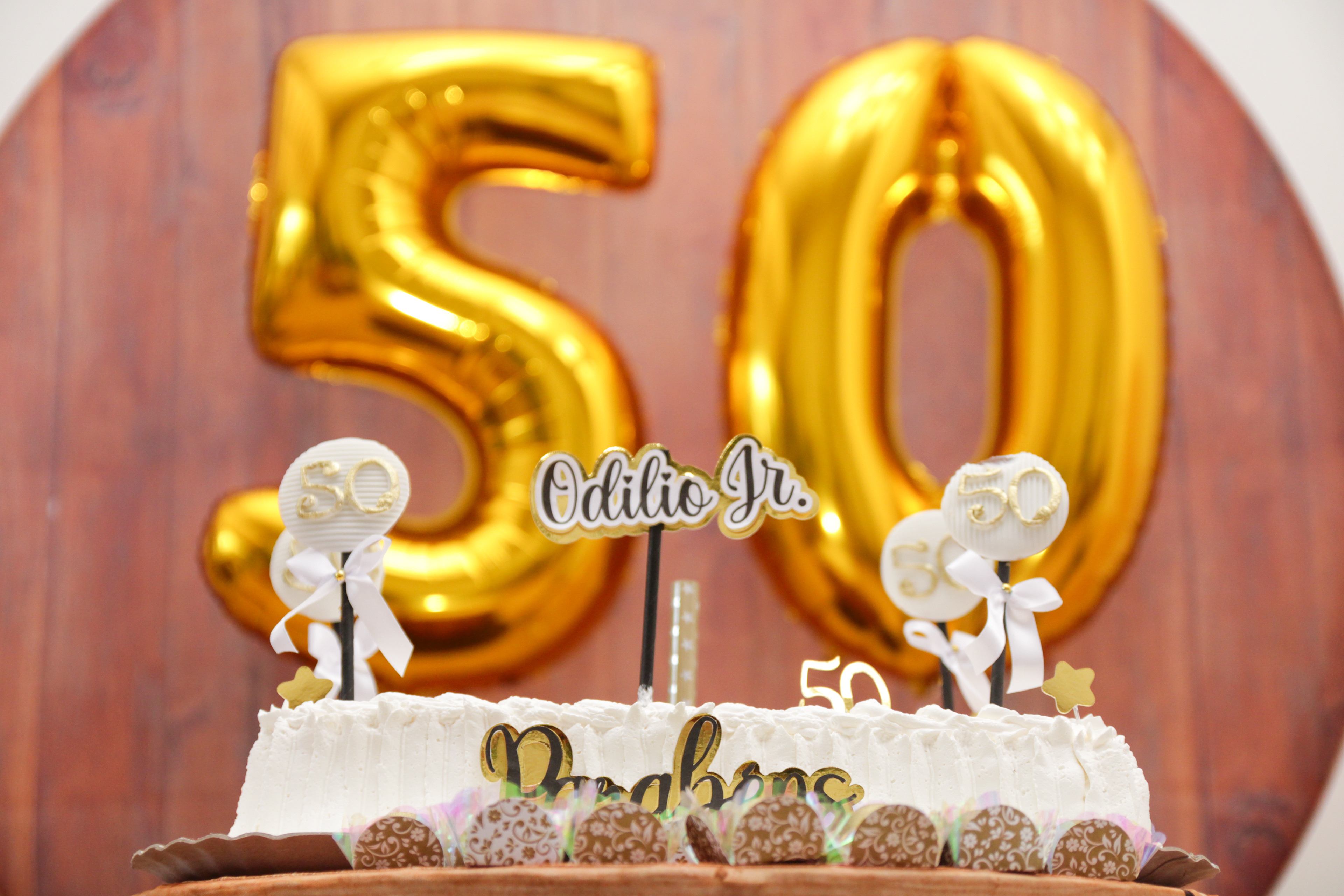 Decoração dourada aniversário 50 anos SP.