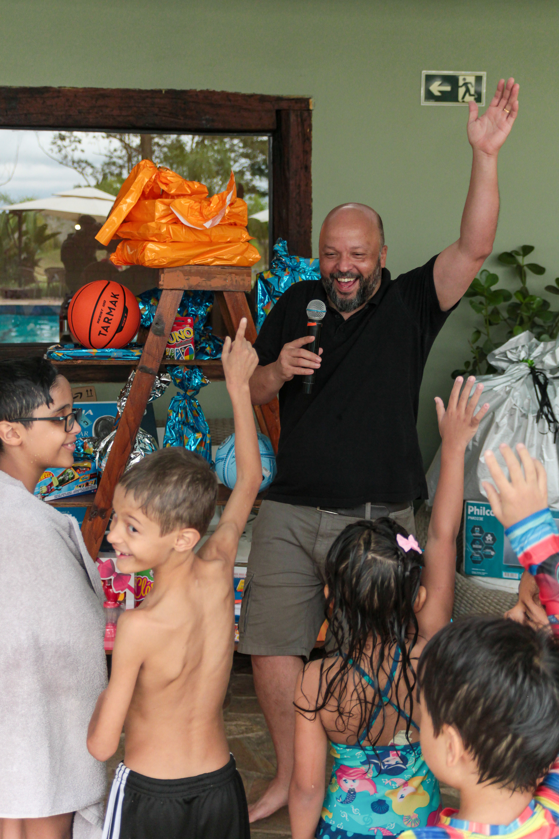 Ambiente descontraído na festa corporativa.
